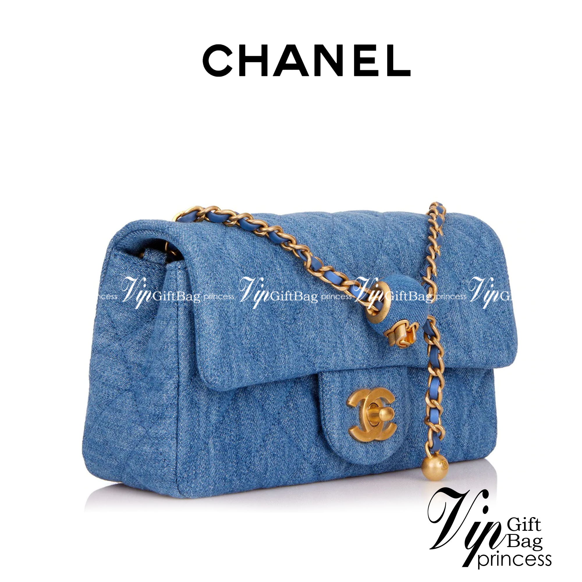 CHANEL Flap Bag Denim Pearl Gold Hardware 20cm พร้อมส่งที่ไทย วัสดุผ้าเดนิมสีน้ำเงินแท้ พร้อมฮาร์ดแวร์โทนสีทองโบราณ และมีฝาปิดด้านหน้าปิดแบบเทิร์นล็อค CC ซิกเนเจอร์ของแบรนด์ ภาพสินค้าถ่ายจากงานขายจริง ใช้งานต่างประเทศได้