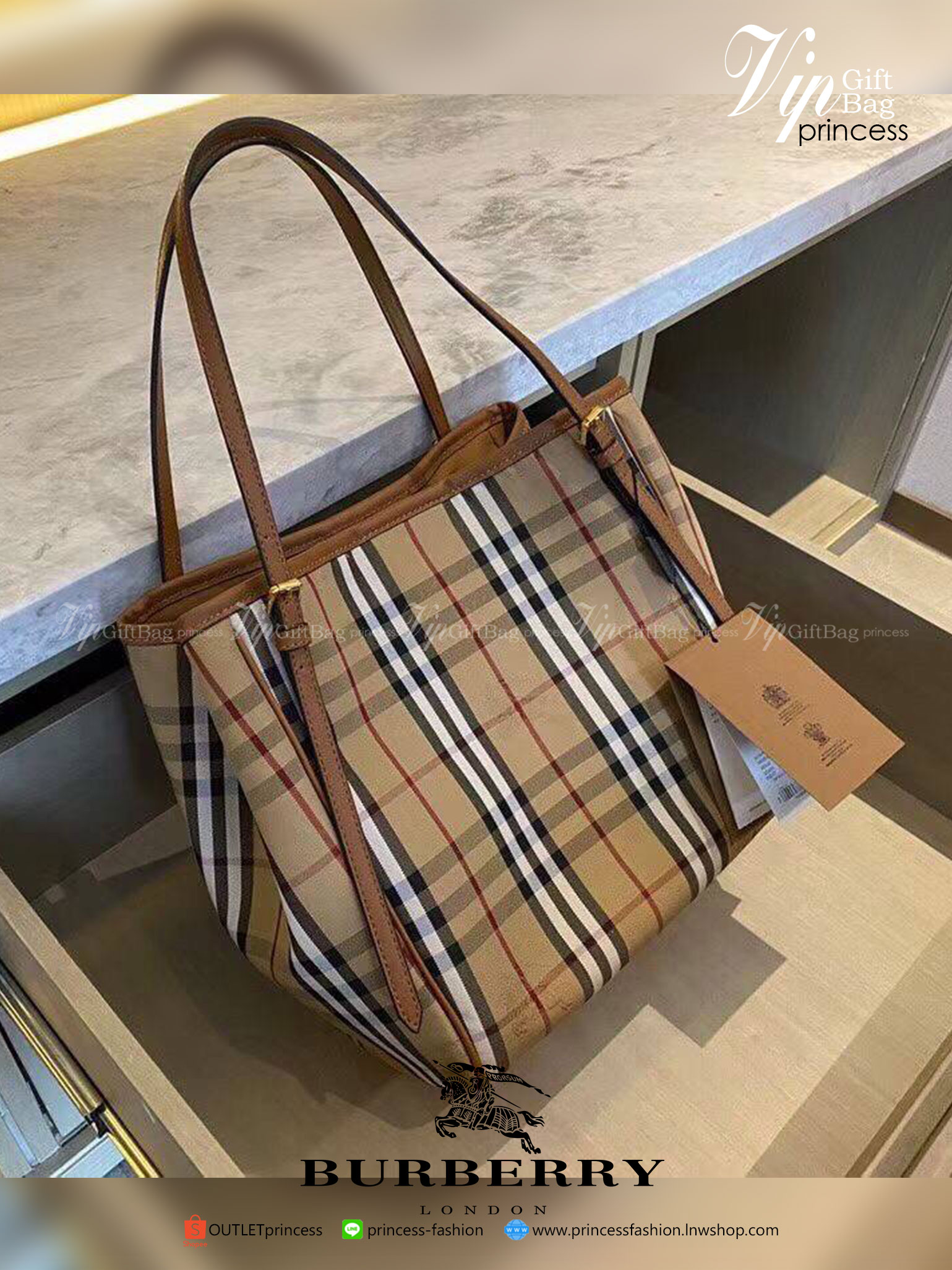 พรีเมี่ยมกิ๊ฟแท้ 100% 】BURBERRY TOTE VINTAGE BAG VIP GIFT WITH PURCHASE (GWP) พรีเมี่ยมกิ๊ฟ Limited Edition จากBURBERRY วัสดุหนังCANVASสลับหนัง เปิดปิดด้วยกระดุมแม่เหล็ก ภายในมีช่องใส่ของโล่งกว้าง