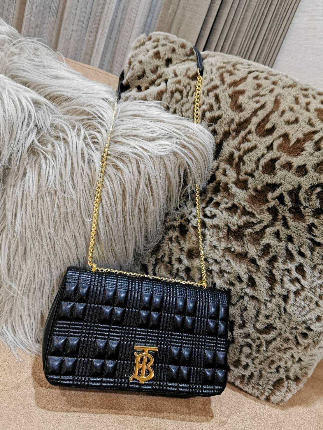 BURBERRY FRAGRANCES QUITED LAMBSKIN BAG VIP GIFT WITH PURCHASE GWP พรีเมี่ยมกิ๊ฟ Limited จาก BURBERRY Perfume DutyFree หนังแท้ Lambskin นิ่มสวยหรูดูดี เปิดปิดด้วยฝาปิดสัญลักษณ์รูปตัวB ภายในโล่งกว้าง ใส่มือถือ กระเป๋าสตางค์ได้ มาพร้อมสายสะพายโซ่ทองต่อหนังร