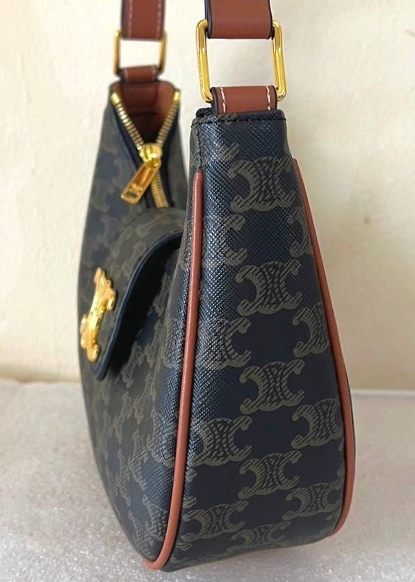 CELINE AVA TRIOMPHE SOFT BAG IN TRIOMPHE CANVAS AND CALFSKIN / CELINE SHOULDER BAG วัสดุ TRIOMPHE CANVAS รุ่นใหม่ล่าสุดดีไซน์สวยหรู หนังสวยอยู่ทรง ภายในโล่งกว้าง