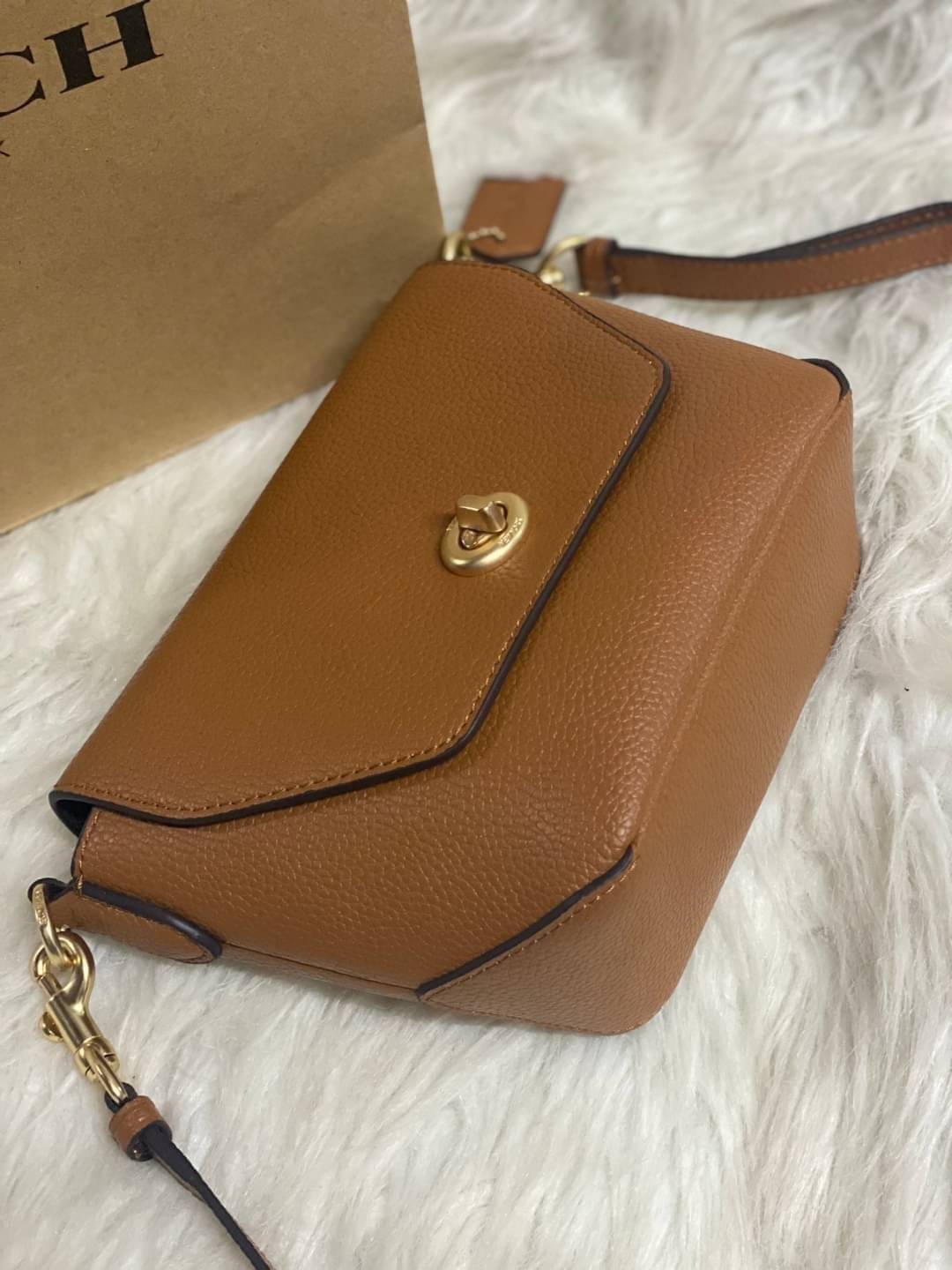 คอลเลคชั่นใหม่ ทั้งสวยทั้งคุณภาพค่ะ😘 COACH KARLEE CROSSBODY BAG 💐พร้อมส่ง ได้ไปไม่ผิดหวังแน่นอนค่ะ! สวยๆแบบคนดังระดับโลกกันค่าา กระเป๋าสะพายแบบครอสบอดี้ร์ หนังแท้นิ่มสวยงามมากๆค่ะ รูปทรงน่ารักกระทัดรัด เปิดปิดกระเป๋าแบบหมุนล็อค ภายในสามารถ