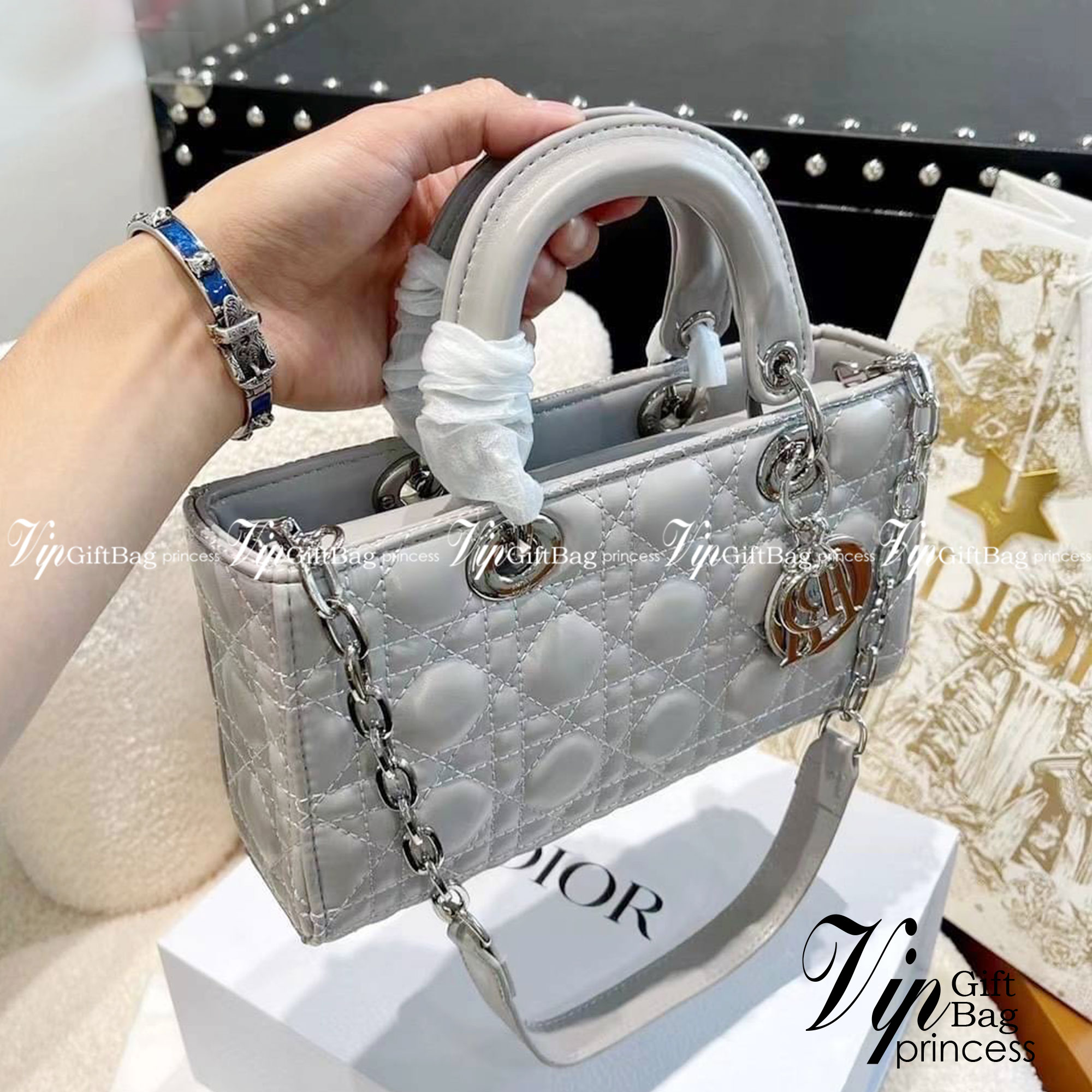 DIOR Lady D-Joy Bag Cannage Lambskin กระเป๋าสุดไอคอนิก รุ่นอมตะที่ตราตรึงในความทรงจำผู้คนทั่วโลก ถือแล้วดูหรู ดูแพง เป็นรุ่นที่ควรมี มีสายสะพายโซ่แบบถอดได้ ภาพสินค้าถ่ายจากงานขายจริง ใช้งานต่างประเทศได้