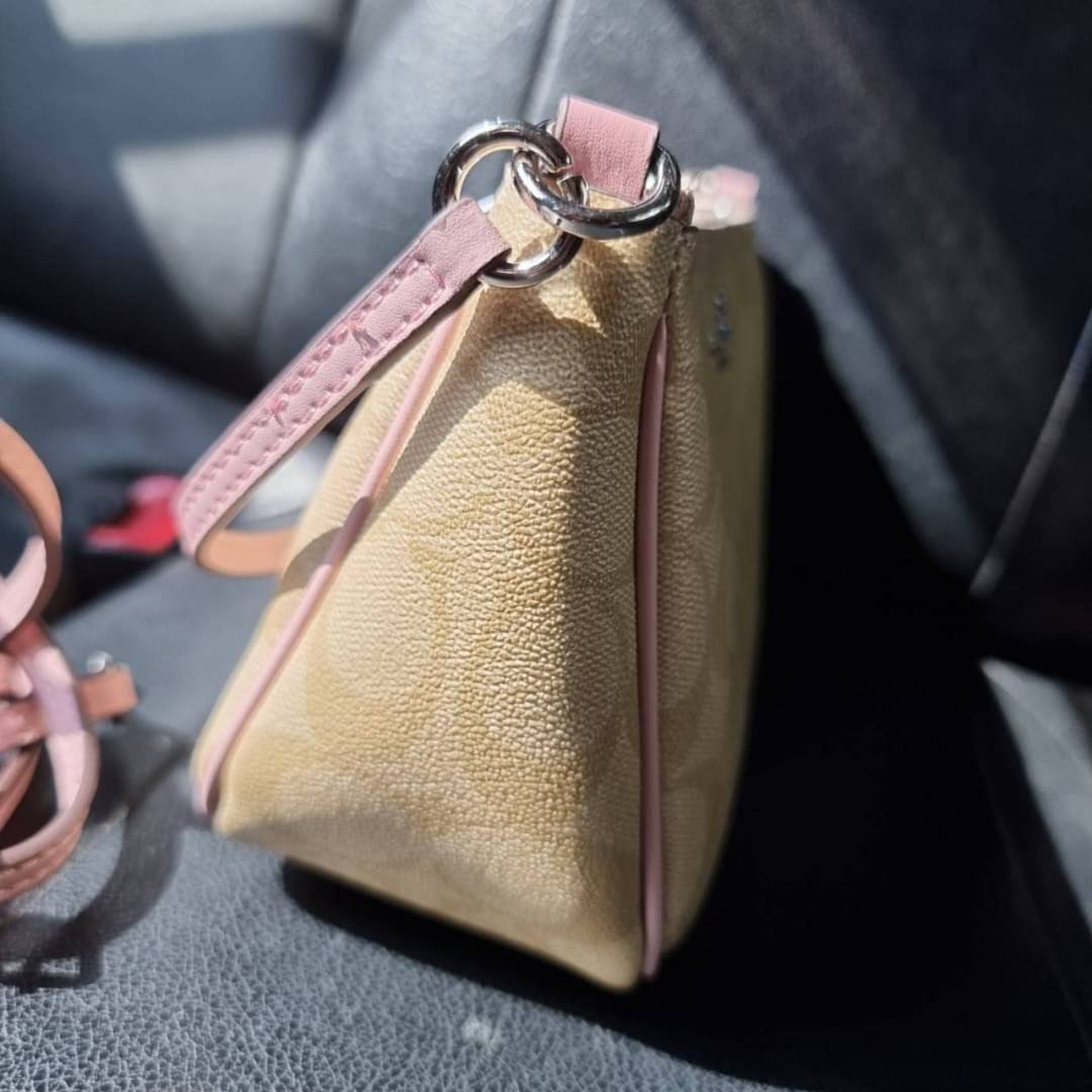 COACH F58321 TOP HANDLE POUCH อีกรุ่นฆ่าไม่ตาย!! 😎 ขายดีขายหมด ขายรวยขายปังๆ!! กระเป๋าพอชจากโค้ช ทรงใช้งานง่าย สะดวก กะทัดรัด วัสดุหนังแคนวาสเคลือบคุณภาพดี มาพร้อมสายคล้องในตัว และสายสะพาย crossbody ปรับเปลี่ยนได้ตามสไตล์ อีกหนึ่งไอเท็มที่สาวๆต้อง