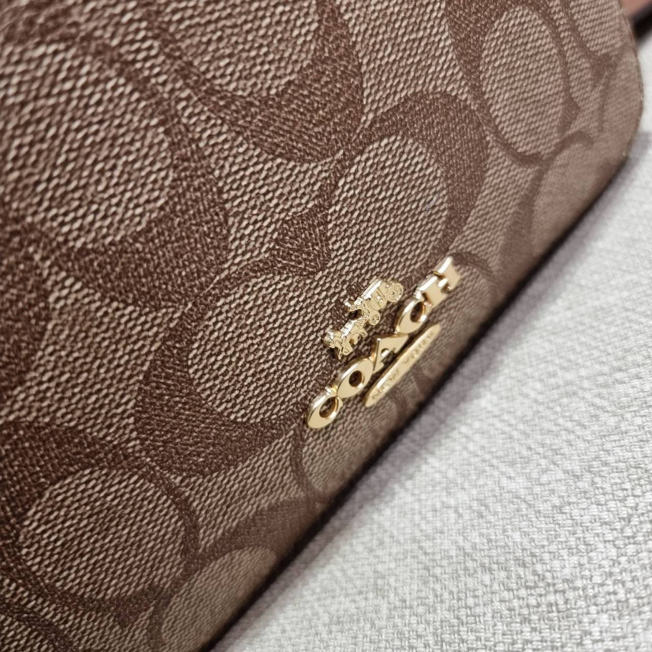 COACH 2628 MINI SERENA CROSSBODY IN SIGNATURE CANVAS ใหม่ที่สุด!! พร้อมส่งทุกสีเด็ด!! ย่อส่วนกระเป๋าสะพายคอลเลคชั่นยอดฮิต มินิเซเรนา ที่รับรองว่าน้องน่ารักม้ากกก!! ขนาดเล็กกุ๊งกิ๊ง แต่ดีเทลยิ่งใหญ่ วัสดุหนังแคนวาสเคลือบลาย เปิด-ปิดด้วยซิป สะดวกใช้ ภายในเป