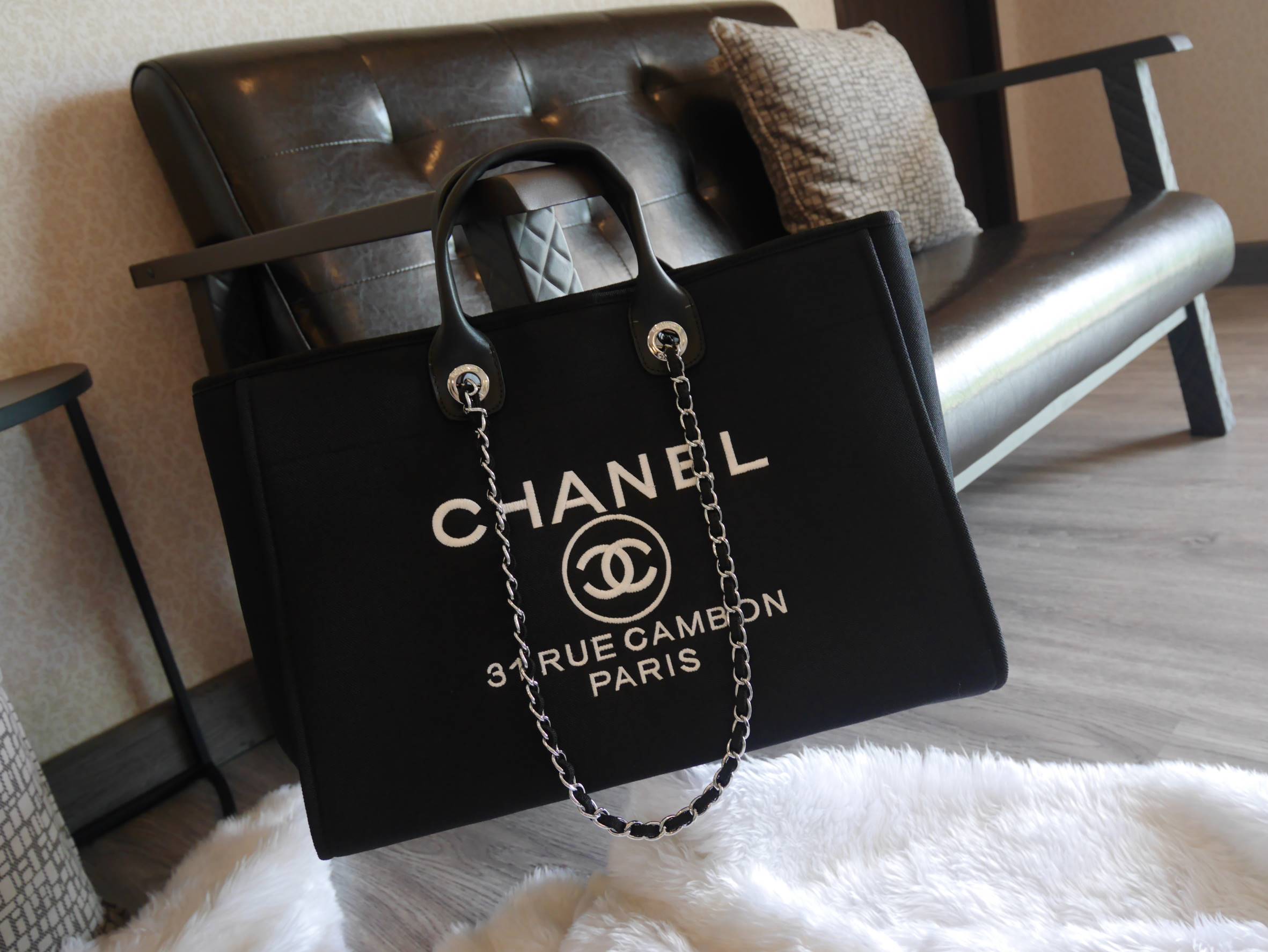How Cute! 🎄🎄 รุ่นใหม่ล่าสุด!! ที่สาวๆรอคอย Chanel tote canvas bag จากงานพรีเมี่ยม VIP GIFT รุ่นดังเลยค้า Size ใหญ่อลัง บอกเลยว่า **งานดีที่สุด ตัวกระเป๋า กระเป๋าผ้าเป็นผ้า canvas เนื้อดีสมราคา สัมผัส นุ่มลื่นมือมากกกก อะไหล่เงินปั้มแบรนด์แ