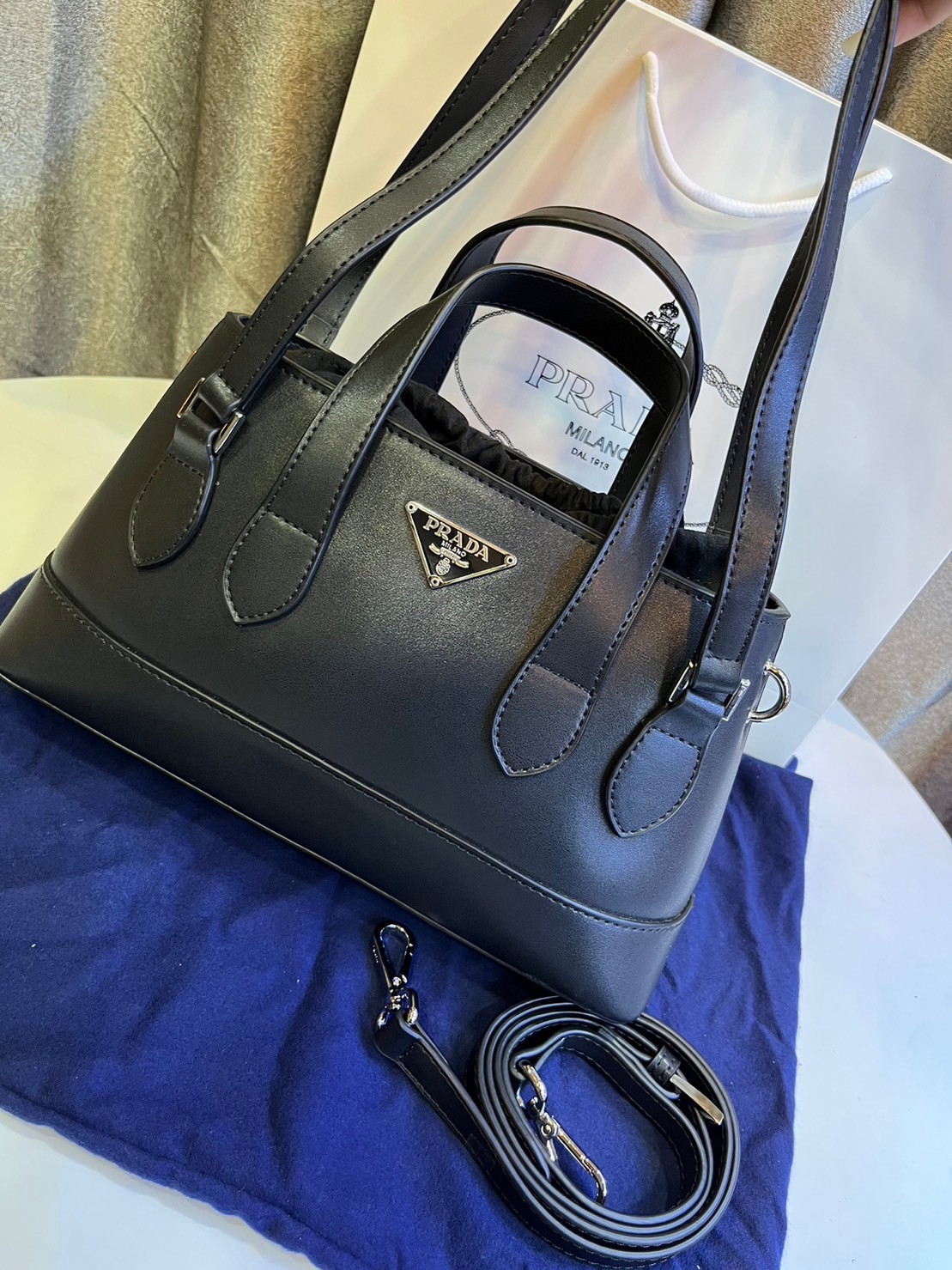 Double 2 way leather handbag / PRADA LEATHER HANDBAG พร้อมส่งที่ไทย กระเป๋าถือหูจับในตัว 2 เส้น พร้อมสายสะพายยาว รูปทรงคลาสสิคใช้งานง่าย มีกิมมิกที่ภายในมีหูรูดน่ารักสุดๆ