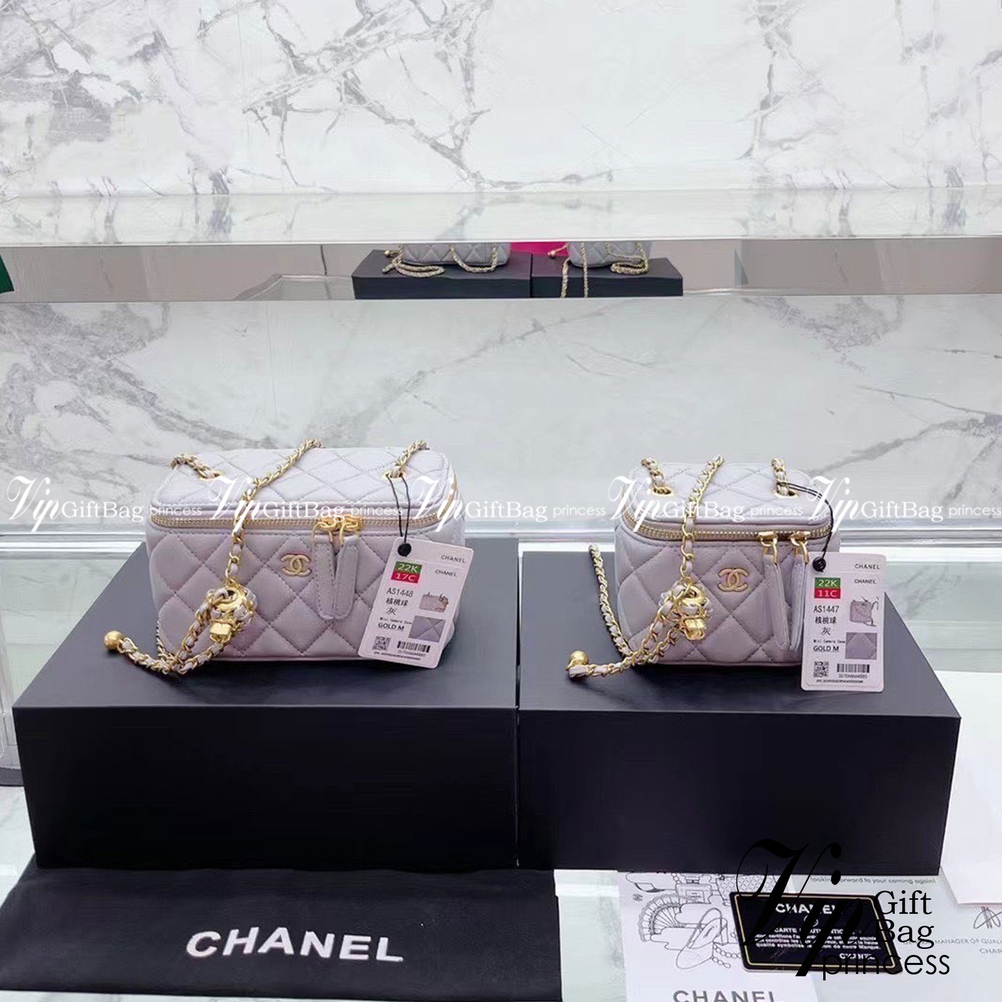 CHANEL Pearl Crush Vanity Case With Classic Chain / Chanel Vanity crossbody bag ฮอตสุด น่ารักสุด กระเป๋าทรงกล่องใบเล็กน่ารัก มี 2 ขนาด งานหนังสวย ตอบโจทย์และครองใจสาวๆ ได้อย่างแท้จริง ดีไซน์เรียบหรู มาพร้อมโลโก้อะไหล่ทองเพิ่มความโดดเด่น เป็นอีกรุ่นที่สาวๆ