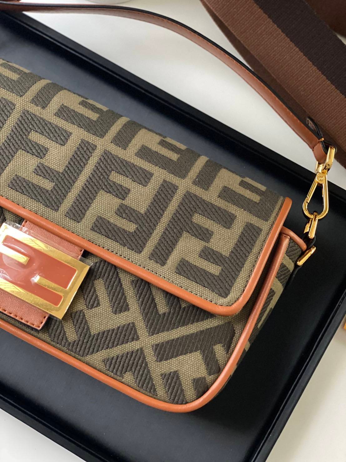 FENDI BAGUETTE BAG roma Lamb skin กระเป๋าสะพายสวยหรู โดดเด่น ดีไซน์ปั๊มโลโก้รอบใบ วัสดุหนังแท้ สลับผ้าแคนวาส มาพร้อมสาย 2 แบบ สำหรับคล้องแขน และสายครอสบอดี้สีทูโทน ภายในเป็นช่องโล่ง ใส่โทรศัพท์ กระเป๋าสตางค์ใบยาวได้สบายๆ ครบเซ็ทพร้อมเสิร์ฟความสวยให้ถึงบ้า