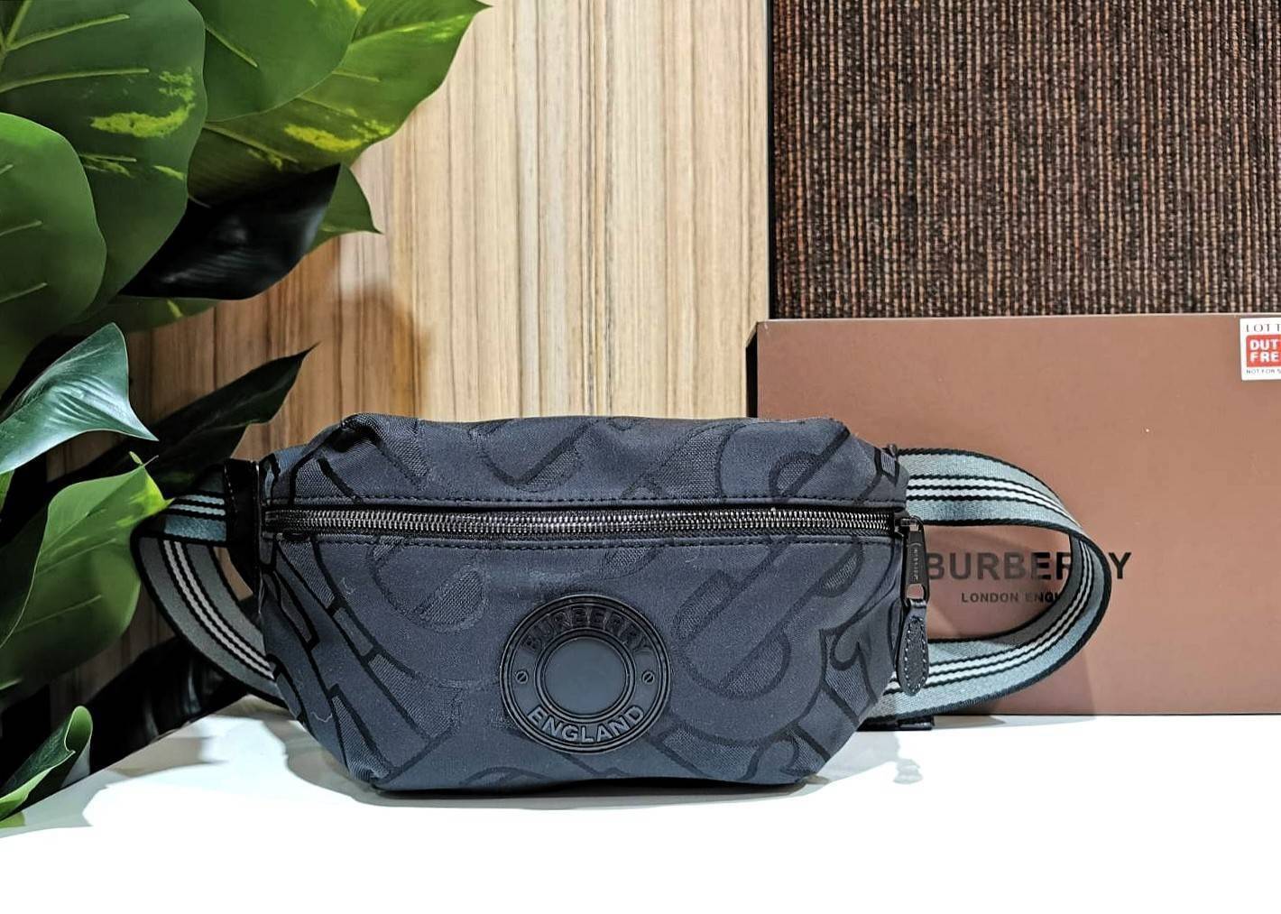 BURBERRY FRAGRANCES MONOGRAM BELT BAG VIP GIFT WITH PURCHASE (GWP) กระเป๋าพรีเมี่ยมกิ๊ฟ Limited จากน้ำหอม BURBERRY วัสดุ100%POLYAMIDE (Nylon & Canvas) น้ำหนักเบามีโลโก้ด้านหน้าเปิดปิดด้วยซิปหัวซิปแบรนด์ ด้านหลังมีช่องซิป ภายในมีโลโก้ใช้ใส่มือถือ กระเป๋าสต