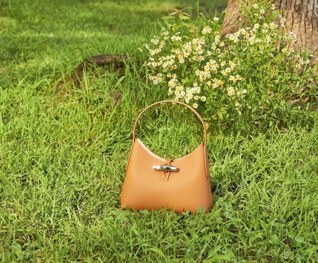 LONGCHAMP ROSEAU Hobo bag กระเป๋าสะพายไหล่ขนาดเล็ก วัสดุหนังวัว อะไหล่เงิน เป็นการผสมผสานสไตล์ที่เรียบง่าย Roseau อันเป็นสัญลักษณ์ใหม่ทั้งหมด เรียบง่าย สะดวกใช้ ประดับด้วยเข็มกลัดไม้ไผ่อันเป็นสัญลักษณ์ของแบรนด์ เรียบหรู แต่ดูดี ในแบบฉบับของ Longchamp ห้าม