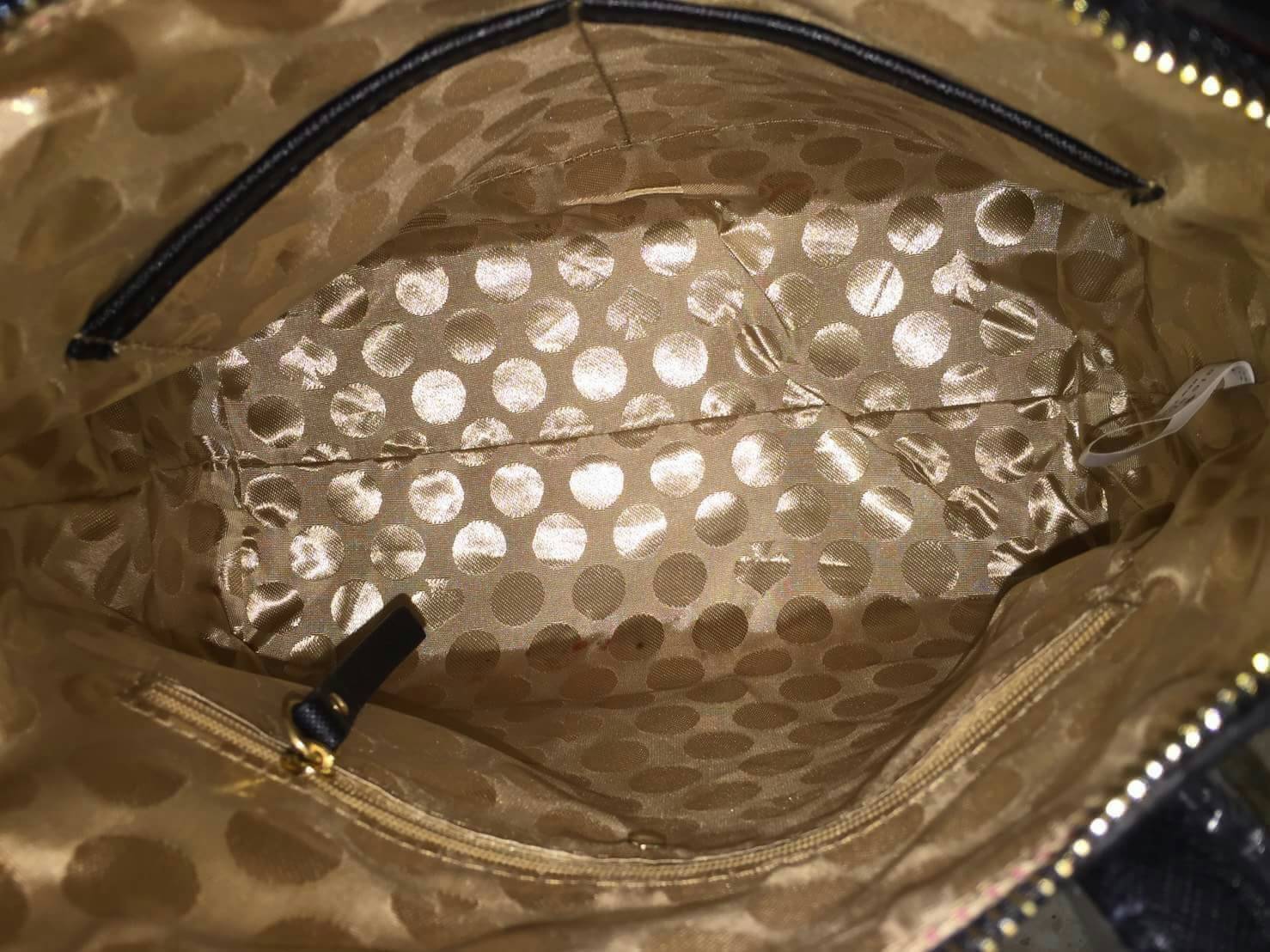 New in !!!! Kate spade new york Bagกลับมาอีกรอบกับรุ่นขายดีค่ะ!!! กระเป๋าถือหรือสะพายข้างทรงฮิต ลายหนังซาฟเฟียโน่สวย ด้านหน้าปั้มโลโก้แบรนด์ เปิดปิดกระเป๋าแบบซิปด้านในโล่งกว้างใส่ของได้จุนะค่ะรุ่นนี้ ภายในกระเป๋ามีช่องซิปและช่องเล้กให้ใส่ของจุกจิกค่ะ. ด้า