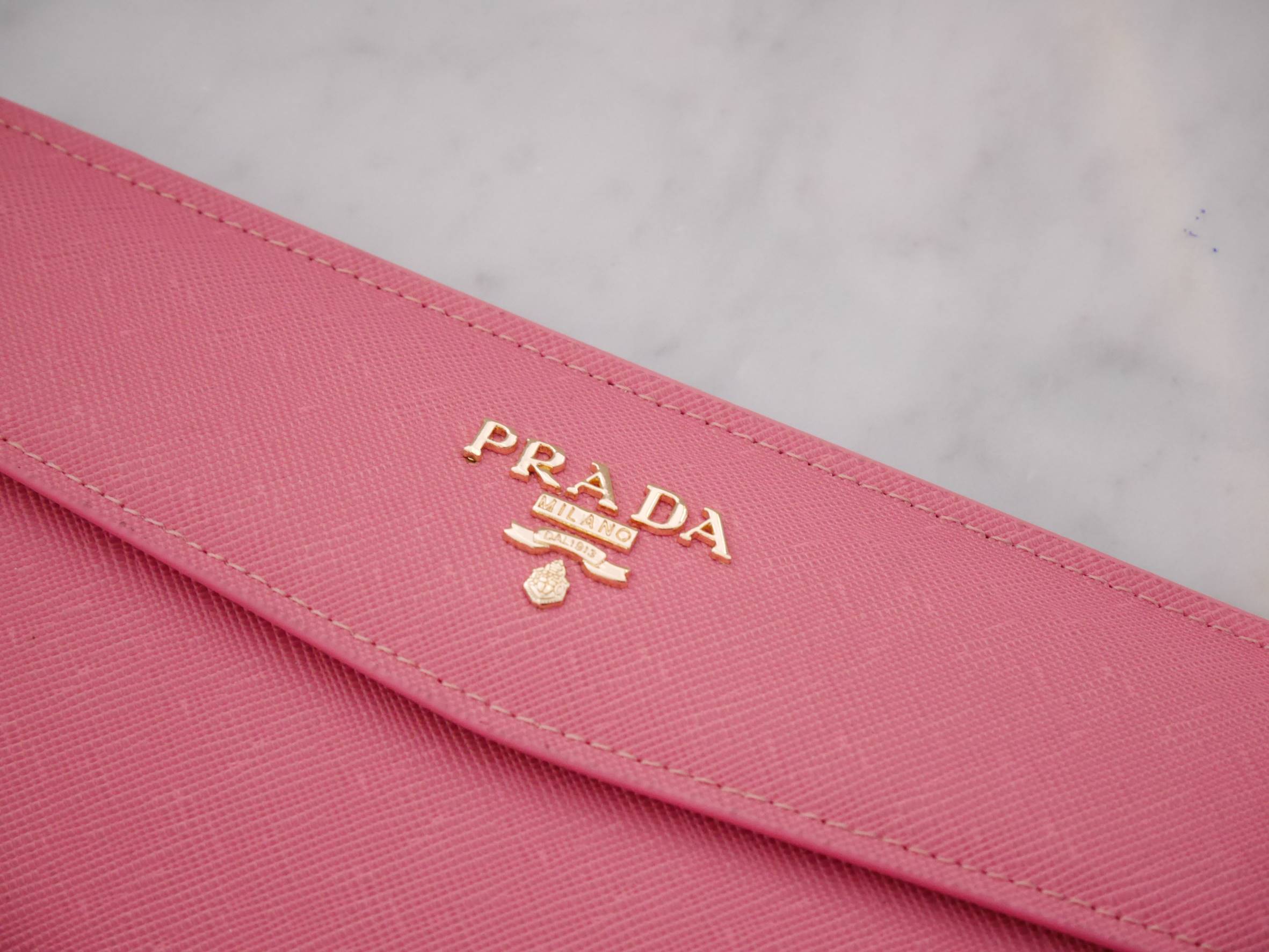 พิเศษ อุปกรณ์ครบset ค้า Best Seller~~ กระเป๋าสตางค์ยาว **ทรงหรู จากงานพรีเมี่ยมกิ้ฟ จากเคาเตอร์ต่างประเทศ จากแบรนด์ PRADA ลายหนัง saffiano ของแท้ 100% มีช่องใส่บัตร ถึง 12 ช่อง และช่องซิปใส่ของจุกจิกได้ น้ำหนักเบา จับถนัดมือ ขนาดกำลังดีคะ ถือแล้วดูดี อะไห