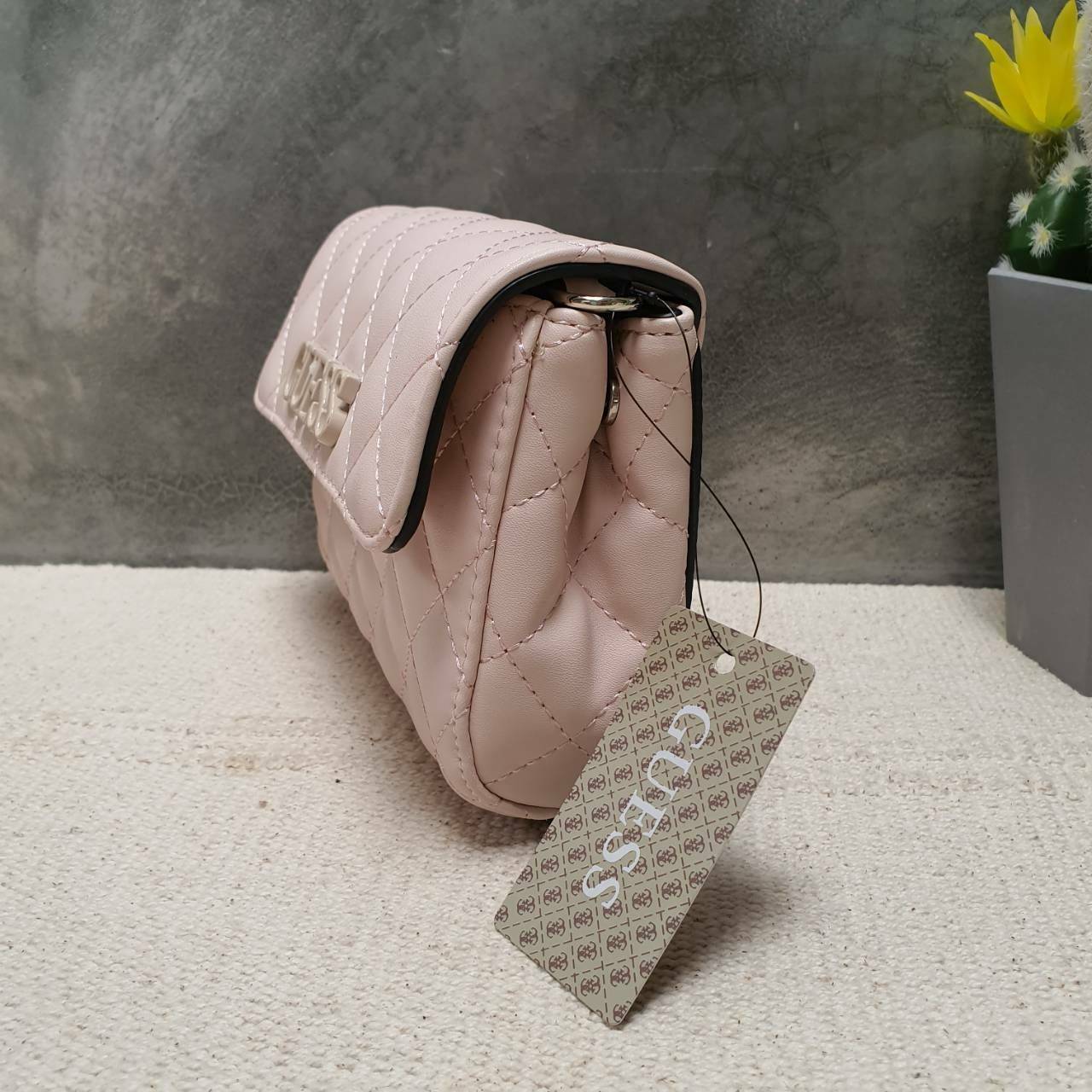 Guess elliana Crossbody Belt Bag รุ่นนี้ได้ทั้งสะพายยาวและคาดเอวค่ะ ด้านหน้าติดโลโก้แบรนด์สีตามหนังกระเป๋า หนังเป็นลายตาราง เปิดปิดด้วยกระดุมแม่เหล็ก ด้านในบุผ้าลายโลโก้แบรนด์ ด้านหลังมีที่สอดสายสำหรับคล้องเอว รุ่นนี้มีสายยาวให้ทั้ง 2 เส้นสำหรับต่างโอกาสค