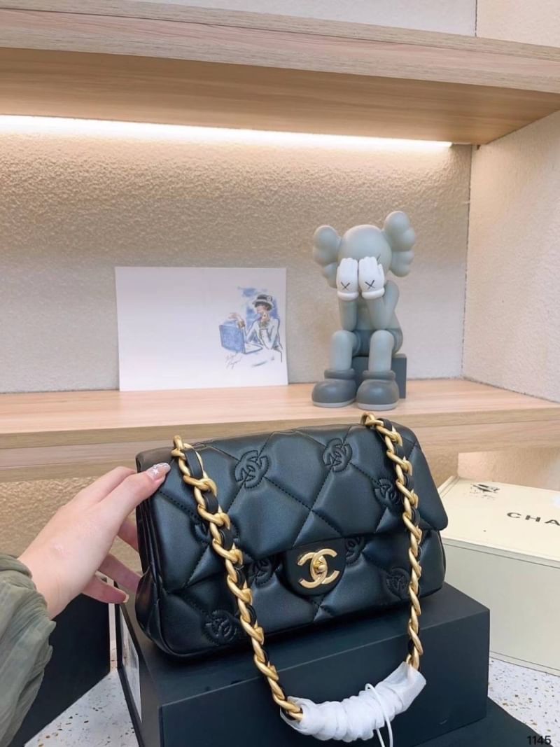 Chanel Flap Bag กระเป๋าสะพายทรงคลาสสิกดีไซส์เป็นเอกลักษณ์ที่ ปั้มโลโก้แบรนด์ที่ตัวกระเป๋า สวยเด่นชัด มาพร้อมสายสะพายโซ่สลับหนังเส้นใหญ่ ทนทาน ดูแพง ชวนสะสม ตอบโจทย์ได้ดีกับทุกสไตล์