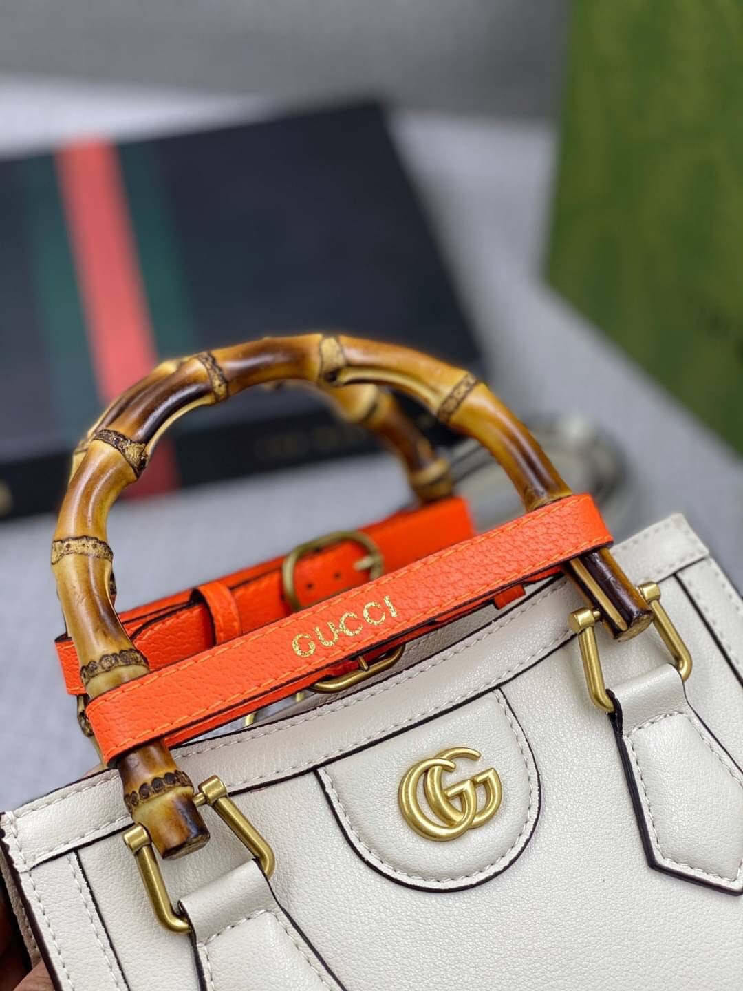 VIP GIFT 】หนังแท้ GUCCI Diana mini tote bag กระเป๋างานหูไม้ไผ่สุดคลาสสิก ดีไซน์มาใหม่พร้อมเข็ดขัดหนังสีสะท้อนแสงประดับตรงหูกระเป๋า ขนาดมินิกำลังน่ารักเลยค่ะ วัสดุหนังแท้ อะไหล่ทอง งานสวยตั้งอยู่ทรง มีสายสะพายยาว 1เส้น สามารถปรับระดับได้-ถอดได้ งานเก๋ไก๋ที