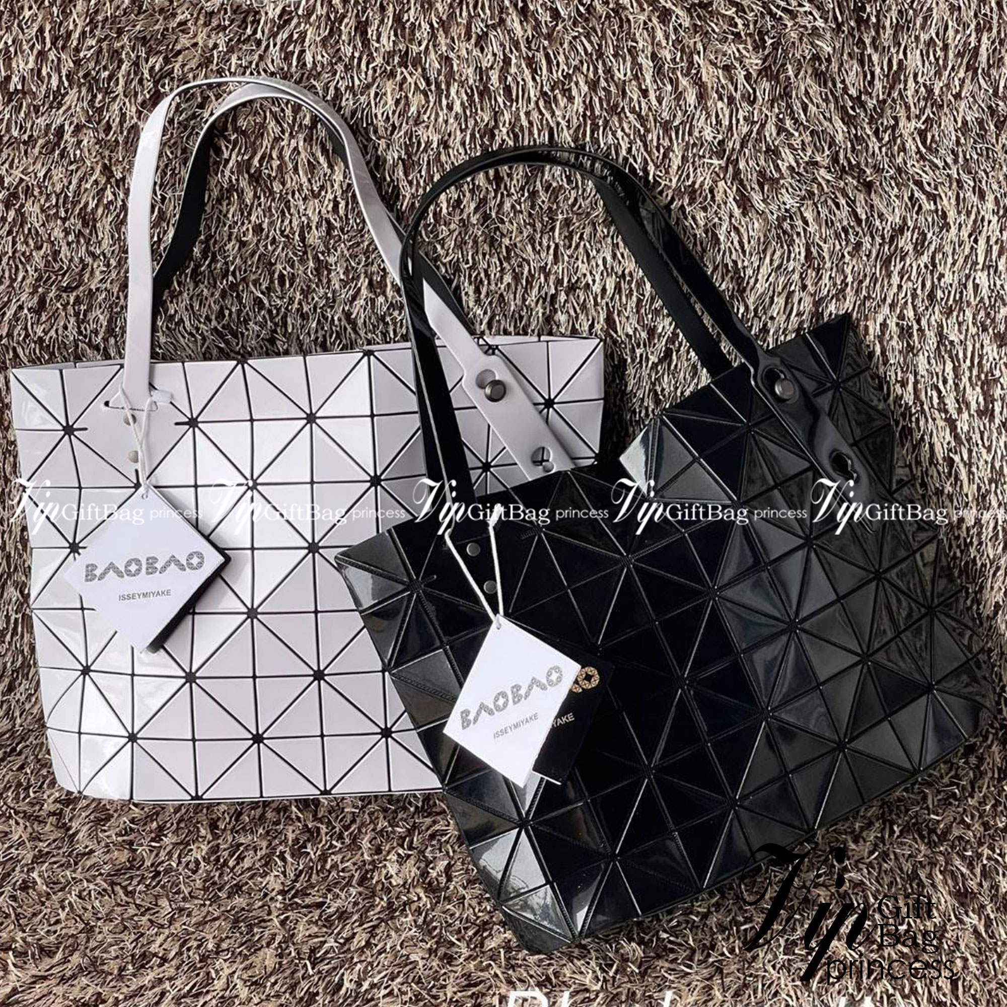 Bao Bao Issey Miyake ROCK MATTE ซีรีส์นี้จะเป็นทรงสี่เหลี่ยมผืนผ้า มีซิปปิดด้านบน ถือเป็นรุ่นที่เหมาะกับการใช้งานในชีวิตประจำวัน สามารถพับมุมและบริเวณด้านล่างของกระเป๋าเพื่อเพิ่มความสะดวกสบายในการใช้งาน ทั้งยังช่วยให้วางกระเป๋าในแนวตั้งได้อีกด้วย แผ่นต่อส