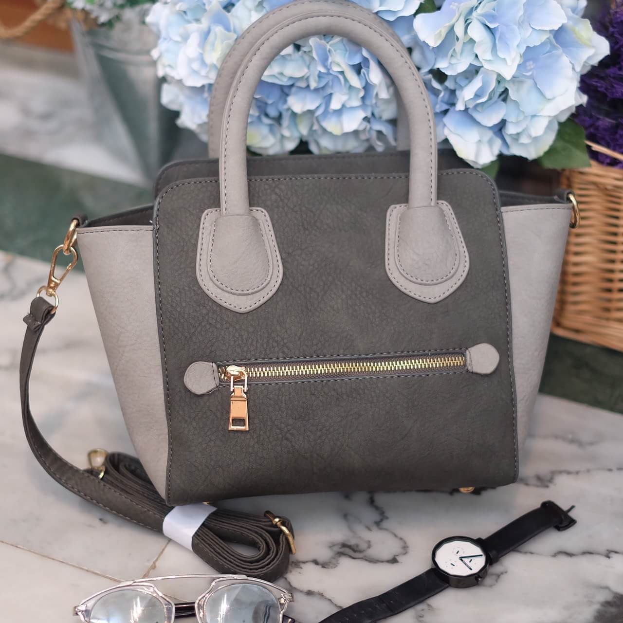 งานแท้ชนช้อป รุ่นใหม่ สีใหม่ D.grey จากแบรนด์ DAVID JONES หนังกลับ สวยมาก แถมทรงเก๋มากๆค่า ตัวกระเป๋าขนาดกะทัดรัด น้ำหนักเบา จุของคุ้มมากๆ คะ สีกระเป๋า เข้ากับชุดง่ายมากคะ มีปอมๆ เข้า set กับกระเป๋าด้วยนะคะ ใบนี้ แนะนำเลยค่าสวยเลอค่า