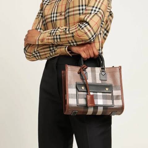 Burberry Mini Freya Tote in Dark Birch Brown / BURBERRY MINI FREYA TOTE BAG กระเป๋าถือ กระเป๋าสะพายครอสบอดี้ วัสดุหนังพิมลาย MONOGRAM โทนเข้ม