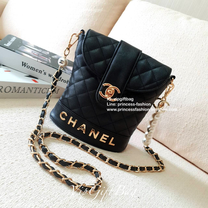 รุ่นใหม่ล่าสุด สวยหรูคลาสสิค ตามสไตล์แบรนด์ CHANEL กับ CHANEL VIP GIFT(GWP) ของแท้ 100% จากเคาเตอร์แบรนด์ CHANEL ทรงสวย ขนาดกำลังดี วัสดุหนัง CAVIER เปิดปิดด้วยกระดุมหน้าแบบบิดปลอดภัยหายห่วง ด้านในมีซิปอีกชั้น อะไหล่ทอง หัวซิปปั้มแบรนด์ ด้านในใส่โทรศัพท์ไ