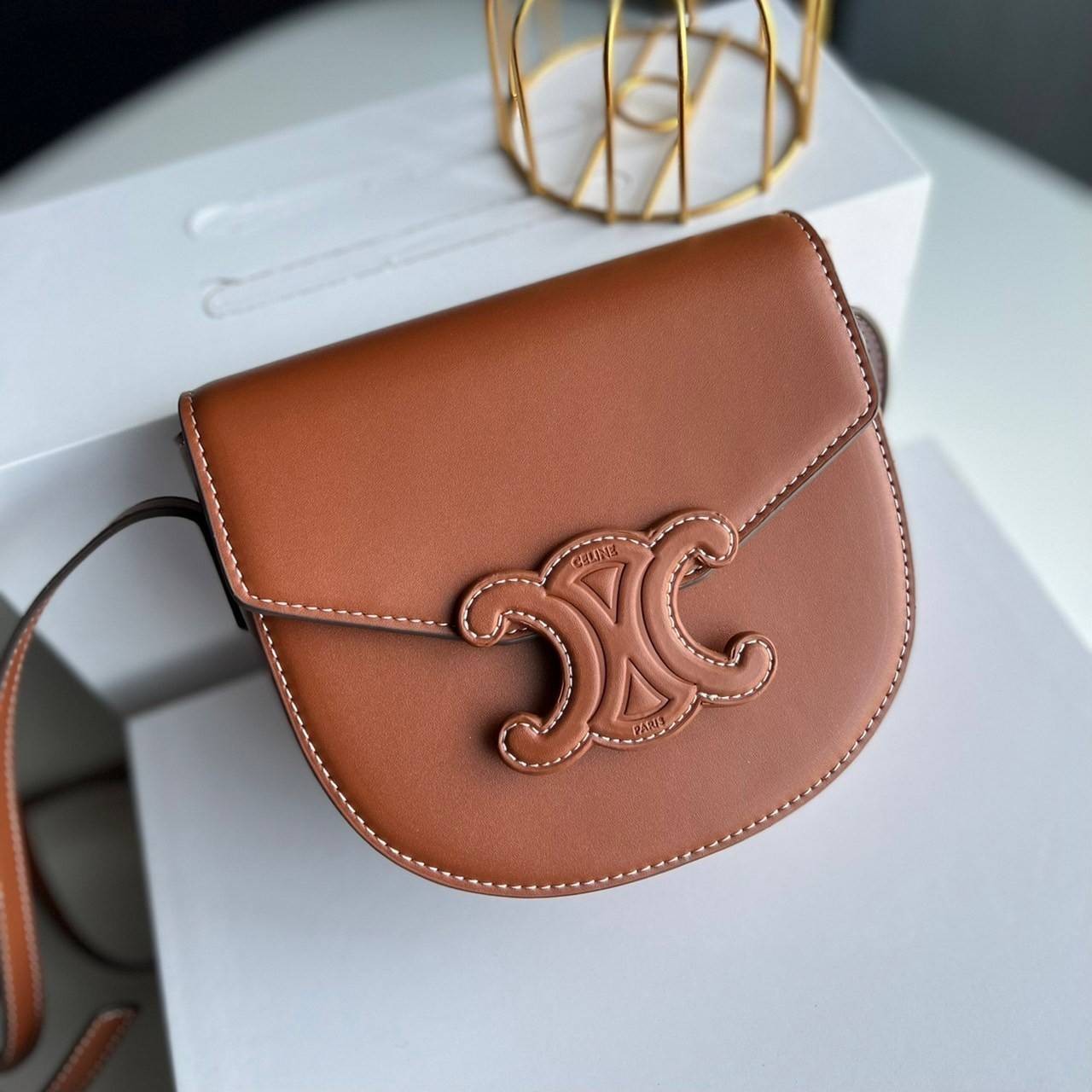 หนังแท้ CELINE BESACE cuir triomphe in Smooth calfskin / CELINE TRIOMPHE CLOSSBODY BAG หนังแท้ทั้งใบสวยหรู แบบใหม่ล่าสุด โลโก้หนังสมูทคลาสิก เหมาะกับสาวๆในวันที่อยากครอสบอดี้ชิลๆ ห้ามพลาดค่ะ!
