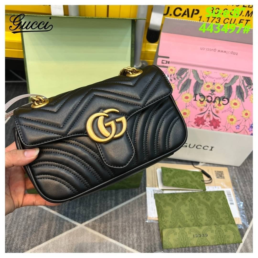 GUCCI GG Marmont shoulder bag กระเป๋าสะพายข้างรุ่นคลาสสิค สะพายขับผิว ดูแพง อัพลุคได้สบายๆ เปิด-ปิดด้วยตัวกดล็อคแน่นหนา ด้านหลังดีไซน์รูปหัวใจ