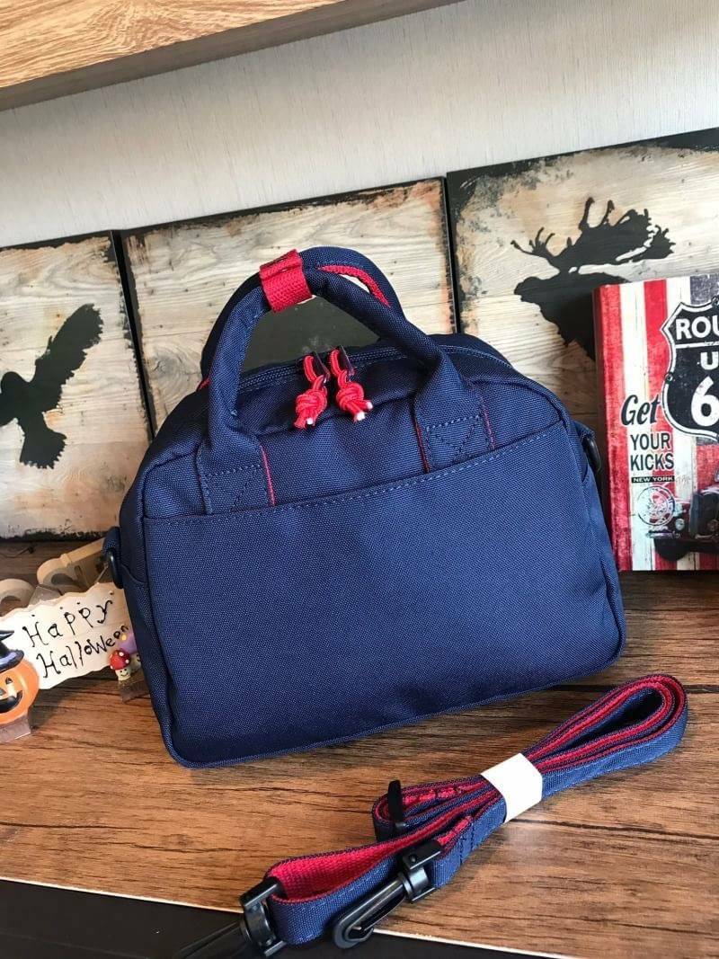 Anello 2Way mini boston Bag คอลเลคชั่นสีทูโทนสดใสต้อนรับลมร้อน กับกระเป๋าถือหรือสะพายข้าง วัสดุผ้าแคนวาสตัดสีทูโทน ที่หูจับมีตัวล้อคสาย มีฐานกว้างตั้งอยู่ทรง เหมาะกับการใช้งานที่สะดวกสบาย มีช่องใช้งานทั้งภายในและภายนอก ใส่ได้ทั้งกระเป๋าสตางค์ทรงยาว มินิไอ