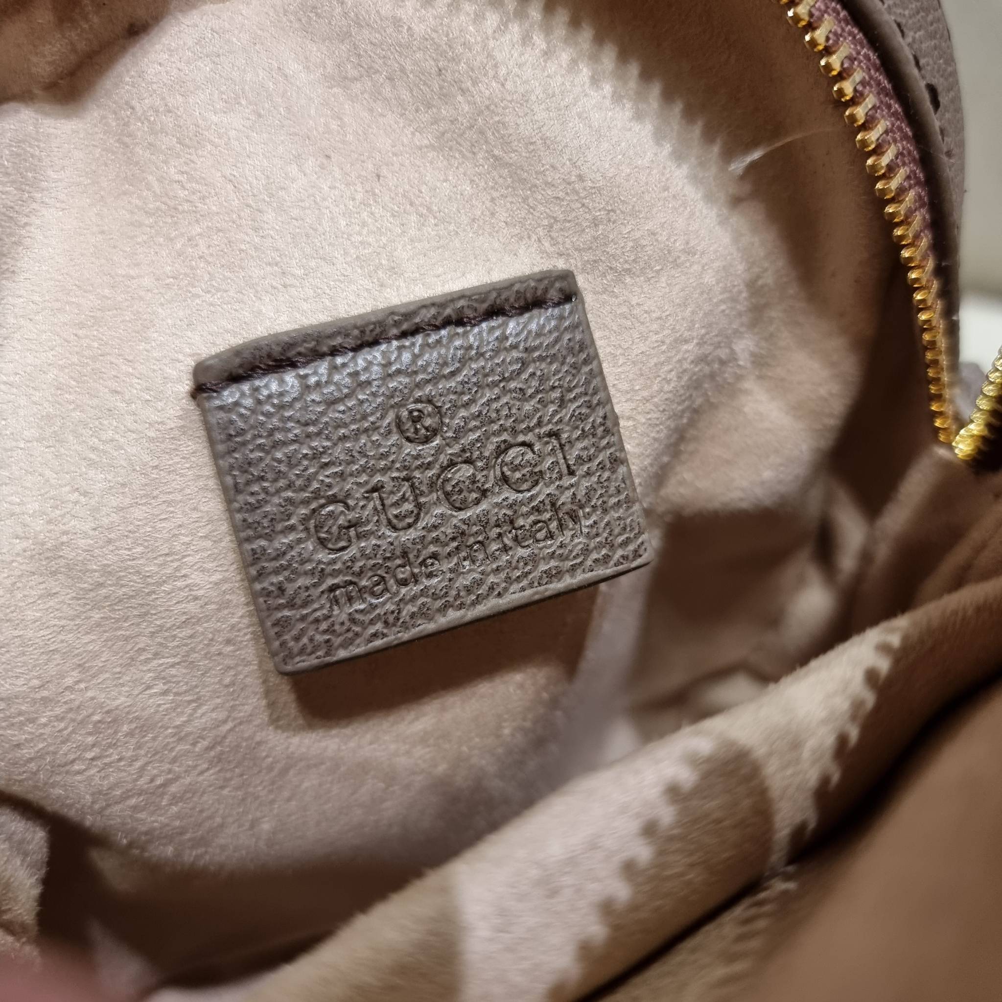 VIP 】GC VIP MINI MESSENGER CROSSBODY BAG กระเป๋าสะพายข้างพรีเมี่ยมกิ๊ฟลุคสปอร์ต เรียบแต่แอบหรู ไซส์มินิ น่าใช้!! วัสดุหนังแคนวาส ไม่ต้องห่วงเรื่องความทนทาน ✔️ ตกแต่งสายคาดหรู เท่ ดีไซน์สีตามสัญลักษณ์แบรนด์ เข้ากันมากๆ!! เปิด-ปิดด้วยซิป ด้านหน้ามีช่