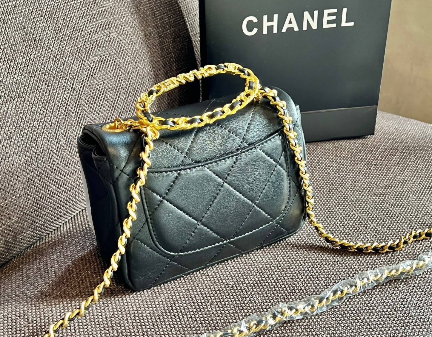 Chanel Mini Flap Bag with Top Handle 6.5" /CHANEL CHAIN SHOULDER BAG จัดไซด์เล็กมาให้ด้วย เพราะแต่ละคนชอบไม่เหมือนกัน😘 หนังสวย เรียบ สัมผัสนุ่มมือ น่าใช้มากๆ