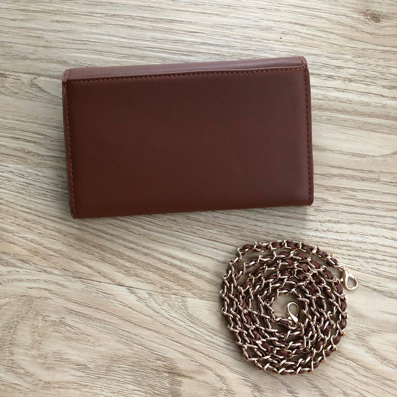 Charles & Keith Front Flap Wallet กระเป๋าสตางค์ มาพร้อมสายโซ่สลับหนัง เปิด - ปิดกระเป๋าด้วยกระดุม ด้านในมีช่องหลายช่อง แยกเก็บของได้เป็นสัดส่วน และมีช่องซิป 1 ช่องค่ะ ด้านหลังมีช่องอีก 1 ช่อง มาพร้อมสายโซ่สลับหนังยาวประมาณ 114 cm สามารถถอดได้ (ปรับไม่ได้ค