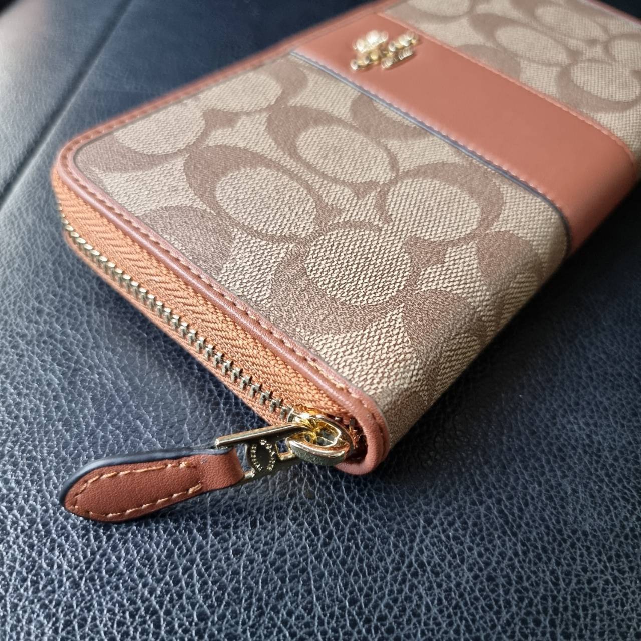 COACH F54630 ACCORDION ZIP WALLET IN SIGNATURE COATED CANVAS WITH LEATHER STRIPE กระเป๋าสตางค์ใบยาวรุ่นคลาสสิค คัดสีขายดีมาให้กันเลยจ้า ♥️ วัสดุหนังแคนวาสเคลือบลาย เปิด-ปิดด้วยซิปรอบ รูดใช้งานง่าย ใส่บัตรได้ มีช่องซิปใส่เหรียญ ใส่มือถือได้ พกใบนี้ใ