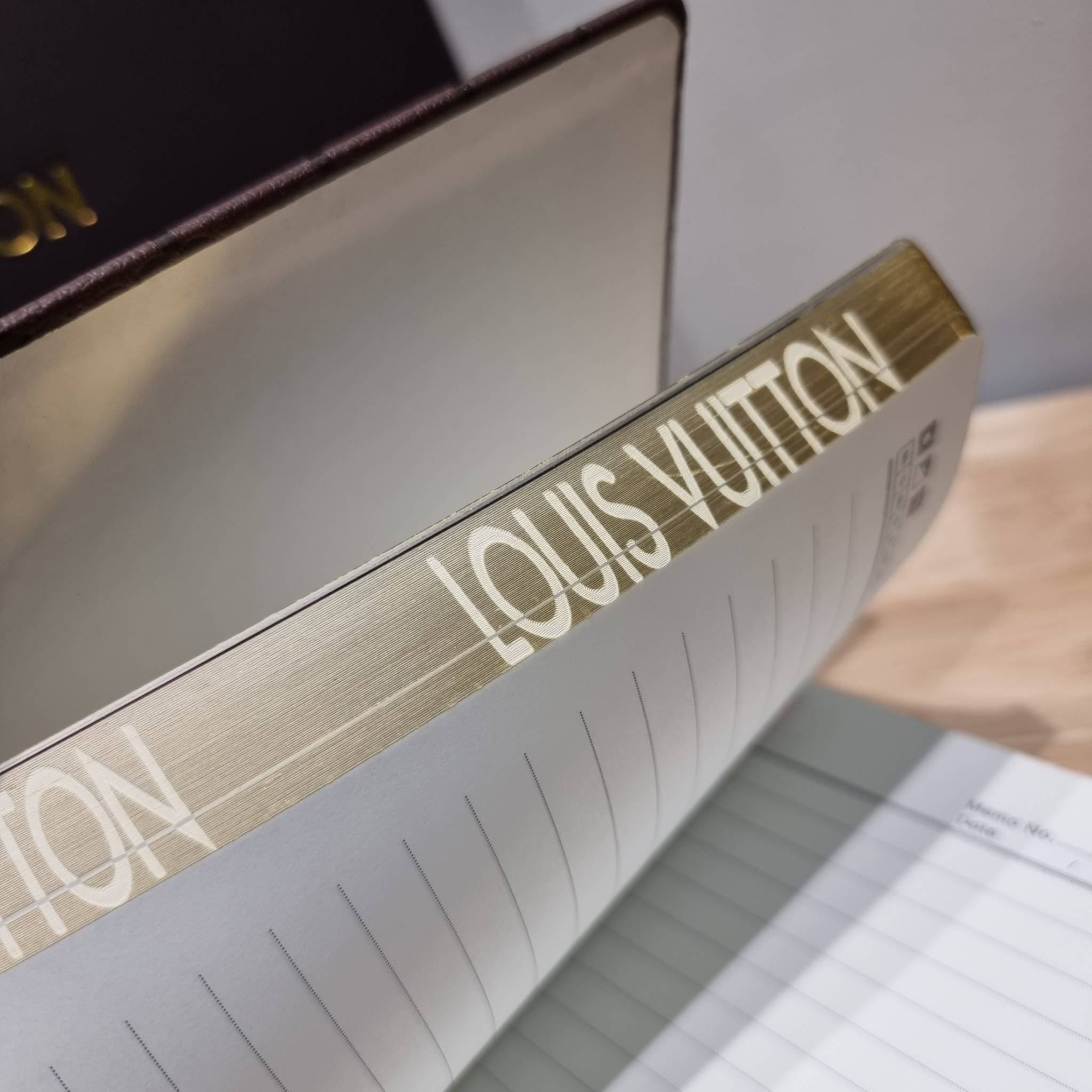 LV tumblr With digital temperature display SET Booknote / LV gift box สุดยอดไอเท็มใน box set ที่เหมาะแก่การเก็บสะสม หรือจะส่งให้เป็นของขวัญในช่วงปีใหม่ก็ดีงามที่สุด จัดมาให้ทั้งสมุดจดบันทึกเล่มลิมิเต็ด ที่ตัดขอบกระดาษด้วยสีทองหรู ปากกาเข้าเซ็ท และกระบอกน้