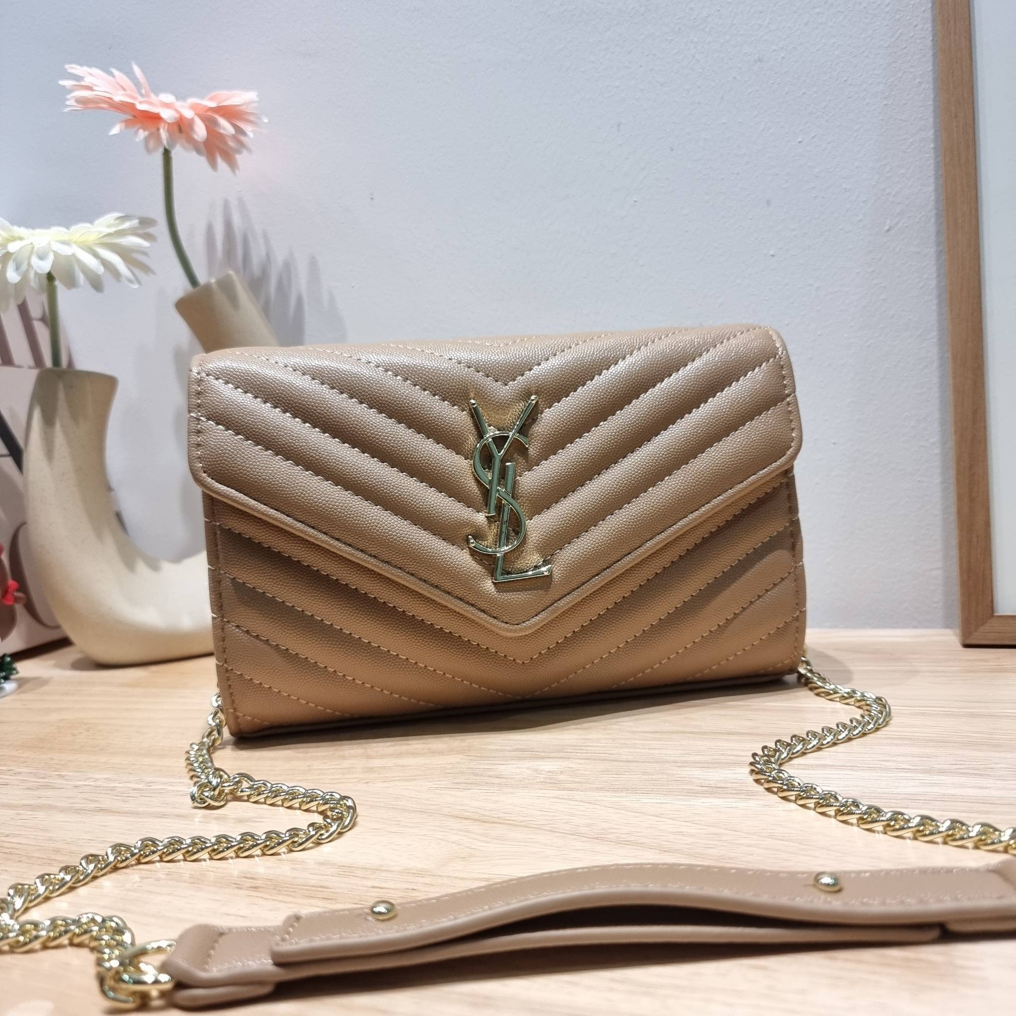 YSL WOC 9 ไม่เคยผิดหวังจริงๆ!! กับรุ่นที่สาวๆรู้กัน Yves Saint laurent clutch bag with chain กระเป๋าสะพายทรง woc สุดฮอต ดีไซน์เรียบหรู โดดเด่นด้วยโลโก้ด้านหน้า