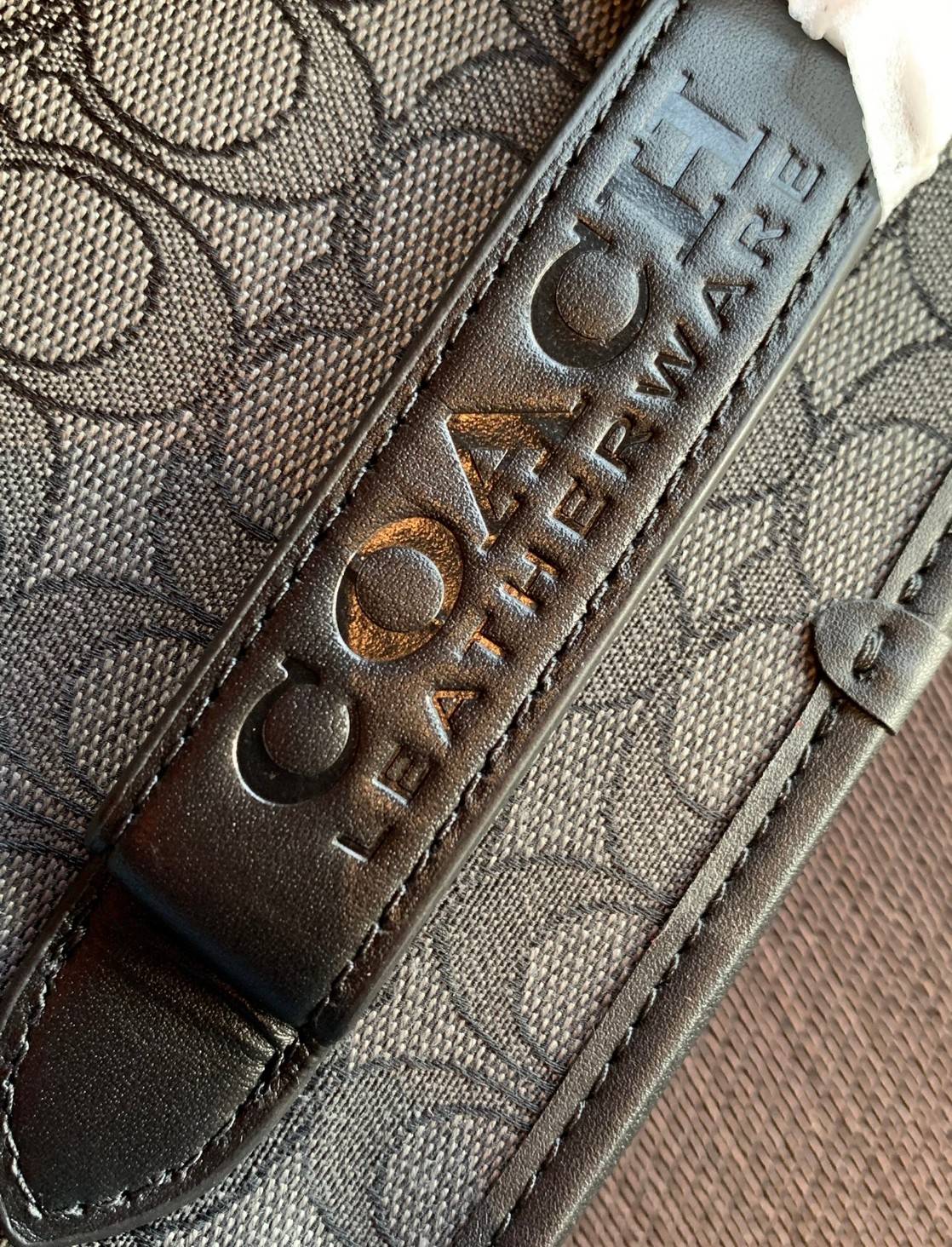 รุ่นสุดคูลล ใช้คู่ได้ทั้งชาย//หญิงเลยค่าา😘 COACH CHARTER CROSS BODY IN SIANATURE JACQUARD((C3780)) 💋พร้อมส่ง สินค้าออกใหม่ ไม่มียังไงไหว!! ✔️กระเป๋าสะพายครอสบอดี้ร์ หรือสามารถสอดมือตรงหนังด้านหน้าถือแบบเก๋ๆได้ด้วยค่าา วัสดุJacquardท