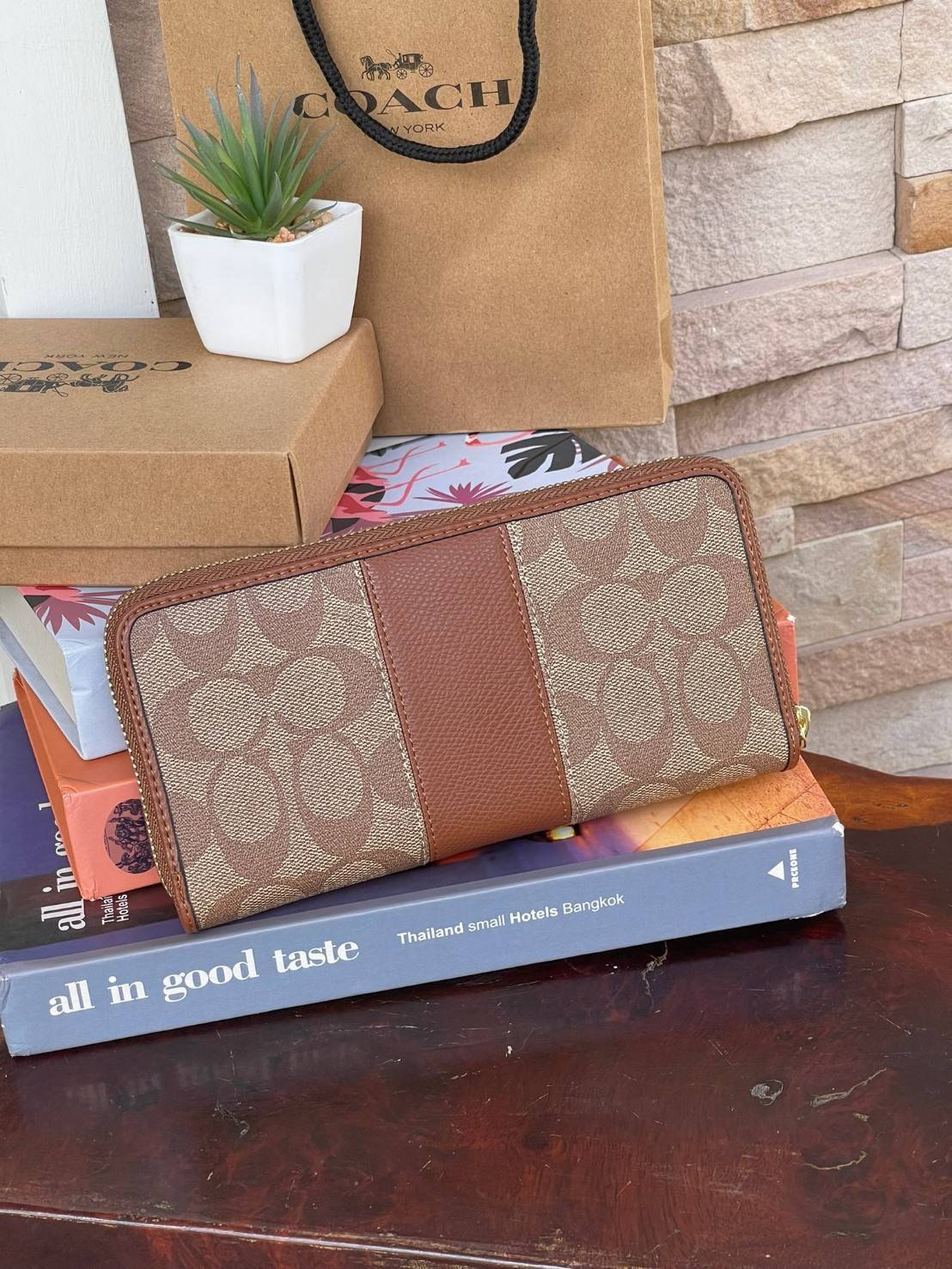 COACH F54630 ACCORDION ZIP WALLET IN SIGNATURE เป็นกระเป๋าสตางค์ที่เหมาะกับการใช้งาน นอกจากเพิ่มความมั่นใจแล้ว ยังทำให้ชีวิตของเราง่ายขึ้นอีกด้วย โดยการเปิดปิดแบบซิปรอบ สามารถใส่ธนบัตร เหรียญ บัตรต่างๆได้หลายใบเลยทีเดียว ขนาดของกระเป๋าสามารถถือแทนกระเป๋าค