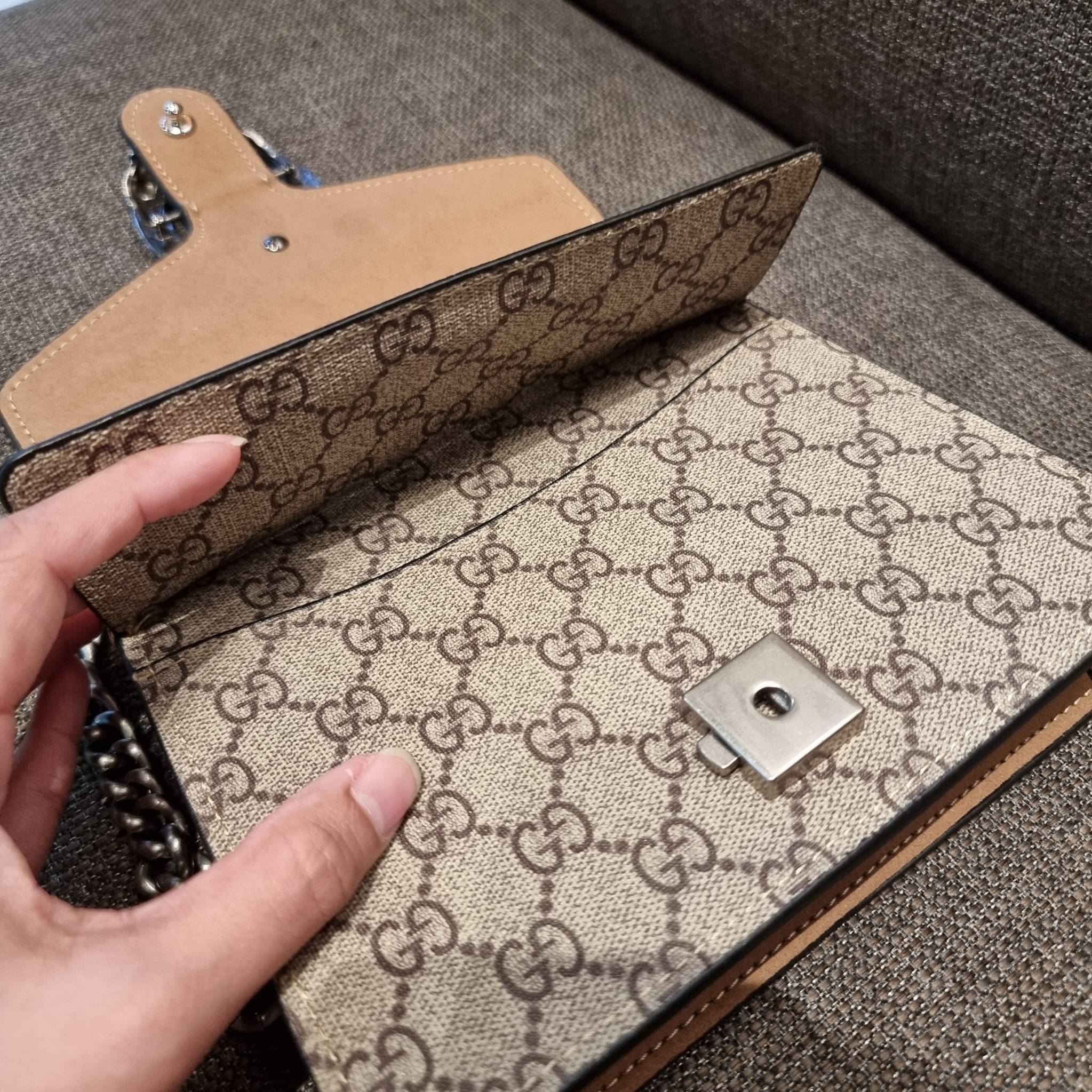 Gucci Mini Dionysus GG Shoulder Bag น้องมินิ ไซส์เล็กสุดเลิศ จัดให้แล้วจ้า!! ฮอตสุดไม่มีใครเกิน สวยจริงไม่ทิพย์!! GC CROSSBODY BAG WITH GWP สุดคุ้มกับกระเป๋าสะพายรุ่นที่สาวๆต้องไม่พลาด!! ดึงดูดและสะกดสายตาด้วยอะไหล่ดีเทลหรูรูปหัวสิงโต วัสดุหนังแคนวาส ทนทา