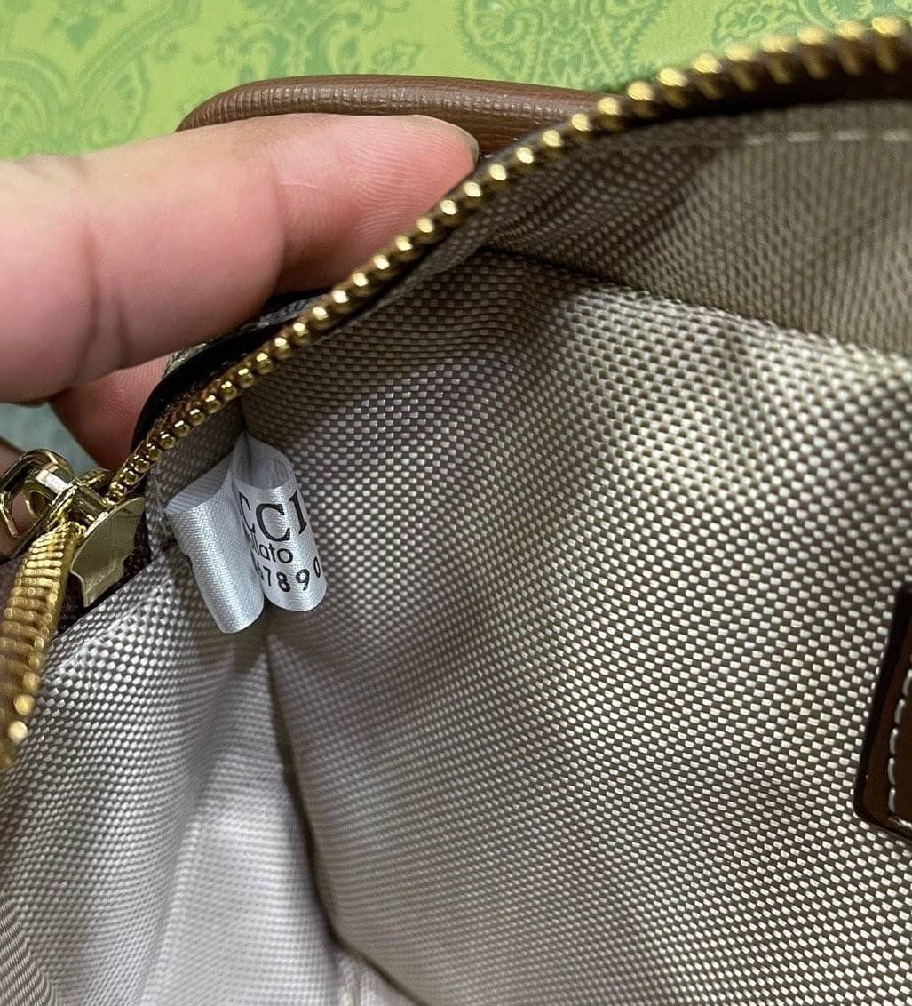 GUCCI Mini bag with Interlocking G กระเป๋าสะพายดีไซน์สวยสไตล์วินเทจดั้งเดิม รูปทรงกล่องใช้งานง่าย ใช้ได้ทั้งชายหญิง คลาสสิคและน่ารักในตัว ใช้ได้หลายโอกาสสะพายคล่องตัว เป็นอีกรุ่นที่แนะนำ ใช้ได้เป็น every look เลยค่ะ