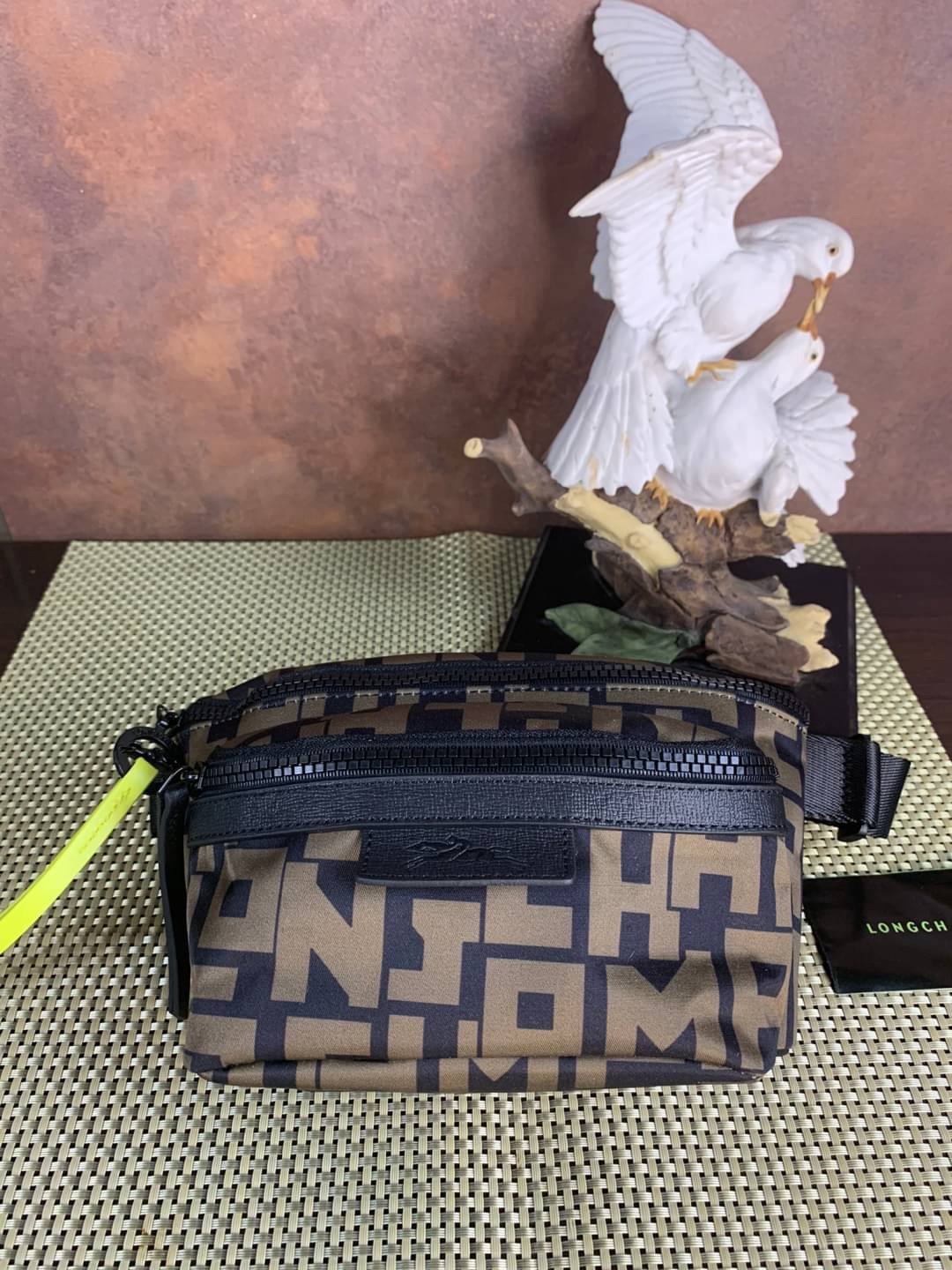 LONGCHAMP LE PLIAGE LGP BELT BAG M เท่ห์อย่างมีสไตล์กระเป๋าทรงคาดอกและคาดเอวดีไซน์แนวสปอร์ต เพิ่มความโดดเด่นทันสมัยด้วยลายซิกเนเจอร์ มีช่องซิปที่ใช้งานง่ายช่วยให้คุณหยิบใช้สิ่งของจำเป็นได้อย่างสะดวกและง่ายดาย และผสานสายรัดแบบปรับได้เข้ากับหัวเข็มขัดตัวล็อ