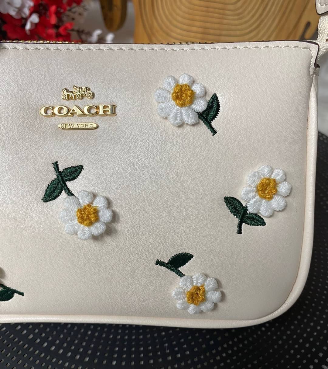 COACH NOLITA DAISY BAG (coach C3356) พร้อมส่งทันทีค่ะ! กระเป๋าหิ้ว//คล้องไหล่ หนังแท้เรียบสวย จุดเด่นด้านหน้าปักดอก Daisy แบบ3D นูนขึ้นมาสวยงามสะดุดดตามากๆค่ะ เปิดปิดกระเป๋าแบบซิป ภายในใส่มือถือได้ทุกรุ่น;กระเป๋าเงินใบกลางได้;มีช่องเสียบบัตร2ช่อง;และช่องใ