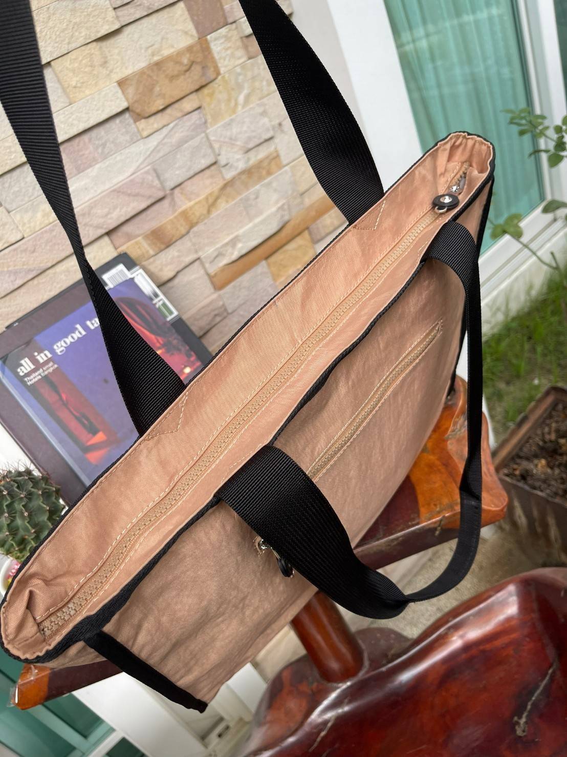 Kipling Stacey Tote Bag(KI3101) คอลเลคชั่นใหม่ล่าสุดจากkipling เป็นกระเป๋าที่มีสายคล้องเอาไว้ใช้งานบริเวณไหล่ สามารถจัดเก็บสิ่งของได้ในจำนวนมาก รวมไปถึงตัวซิปที่มีความไหลลื่น ใช้งานง่ายไม่มีสะดุดในขณะเดียวกันตัวกระเป๋าเองก็มีน้ำหนักเบามาก ๆ พื้นฐานที่สามา