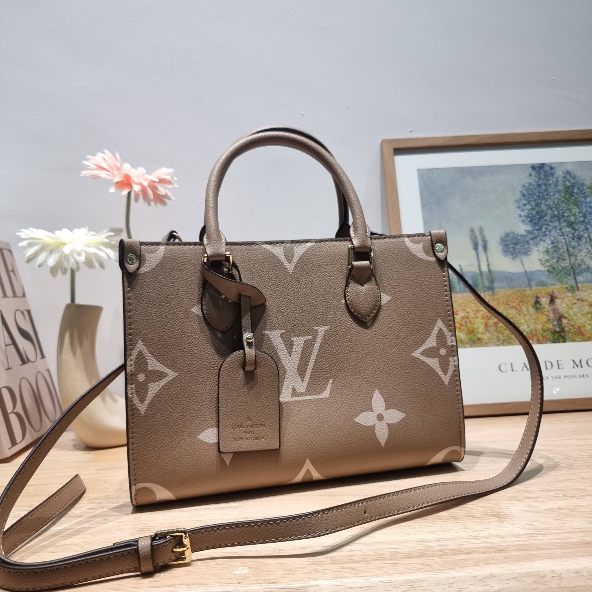 LV Onthego / LV crossbody tote bag กระเป๋าทรงโท้ทเวอร์ชั่นดั้งเดิม ที่คลาสสิค ผู้ดี หรูหรา โทนสีใช้งานง่าย ได้ทุกลุค ทุกสไตล์ วัสดุหนังลูกวัว ผิวลายเกรน มาพร้อมหูจับในตัว คล้องแขนก็ดูแพง หรือจะเกี่ยวสายครอสสะพายก็อัพลุคได้เลย ภายในโล่งกว้างมาก มีอะไหล่เกี