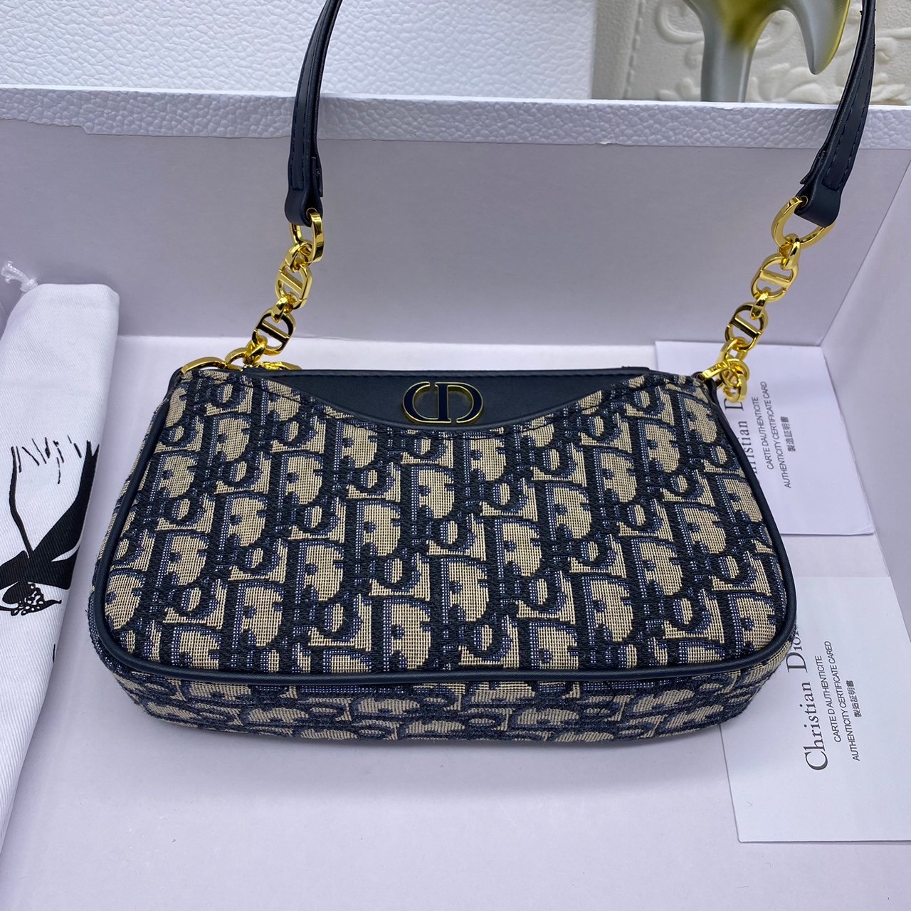 DIOR 30 Montaigne Hobo Avenue Mini Bag | Blue Jacquard กระเป๋าสะพายทรงโฮโบ แบรนด์หรู ขนาดกำลังสวย ดีไซน์ใหม่ 2023 รูปทรงใช้งานง่าย ภายในเป็นช่องโล่ง ใส่ของสำคัญได้ครบสบายๆ พิเศษมาก!! มาพร้อมใบเล็ก พร้อมใช้งาน คุ้มมากค่ะ