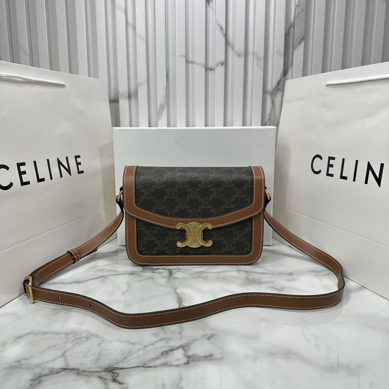ORI หนังแท้ | 9" CELINE CLASSIQUE TRIOMPHE bag in natural leather กระเป๋าสะพายรุ่นยอดนิยม ด้วยรูปทรงสี่เหลี่ยมผืนผ้า ดีไซน์คล่องตัวถ่ายทอดให้เห็นถึงแก่นแท้ของสไตล์