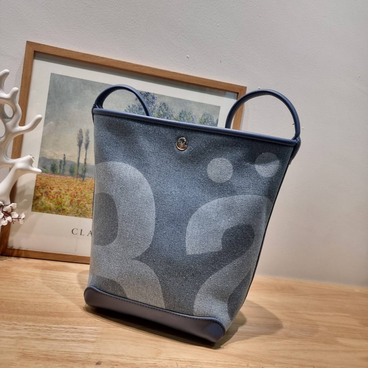 Rally movement the bag denim เป็นไอเท็มที่ฮอตสุดๆแห่งปีจริงๆ กับกระเป๋าทรงบัคเก็ต ที่ดีไซน์ออกมาคลาสสิคและใช้งานง่ายจริงๆ