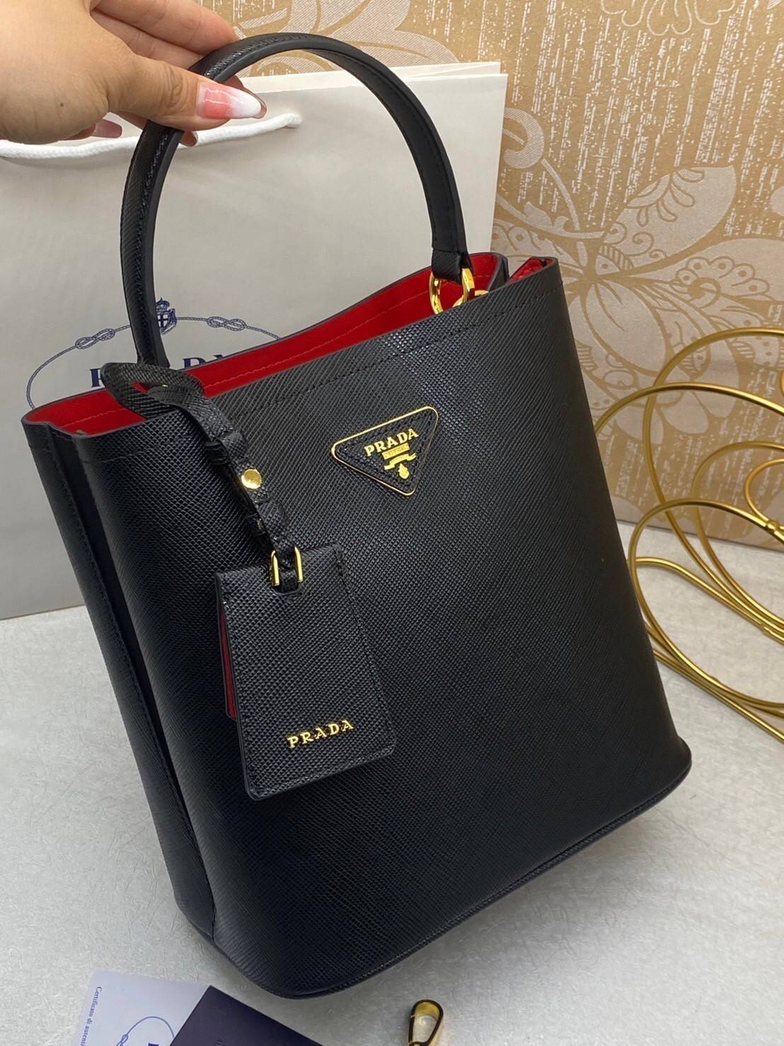 22cm Medium Prada Panier Saffiano Leather Bag / PRADA Saffiano Bucket Bag กระเป๋าสะพายทรง bucket ไซส์ใหญ่ ตอบโจทย์กับไลฟ์สไตล์คนรุ่นใหม่ที่ชอบพกพาของเยอะ ภายในโล่งกว้าง ใส่ของสำคัญได้เลย รีบจับจองกันน้า ราคาสุดคุ้มแบบนี้ ตำเลย!