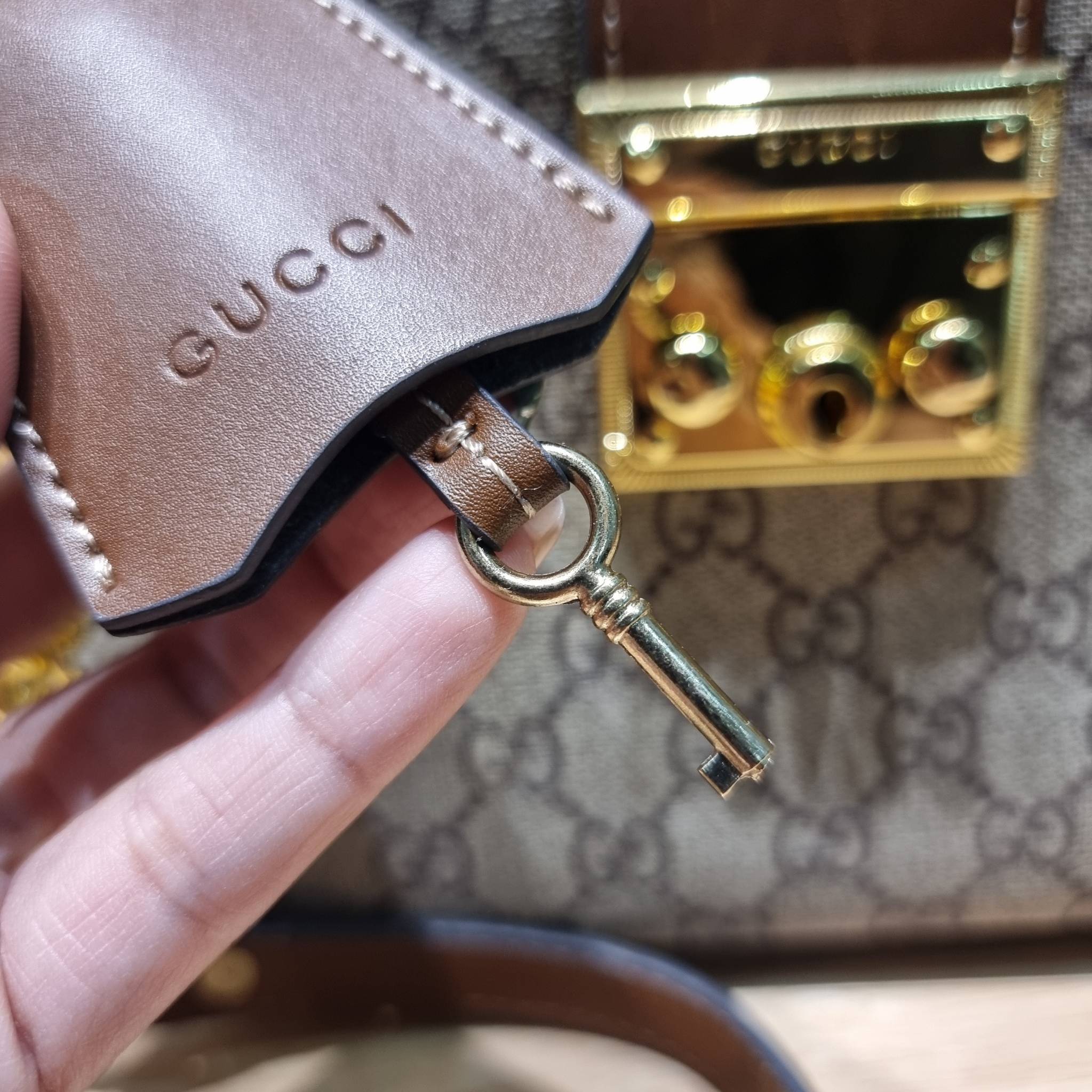 GUCCI padlock shoulder bag กระเป๋าสะพายไหล่ สวยผู้ดี ทรงดี ใช้งานง่าย วัสดุหนังแคนวาส ปากกระเป๋ามีแถบหนังคาดและอะไหล่กดล็อค โดดเด่นและเพิ่มความหรู