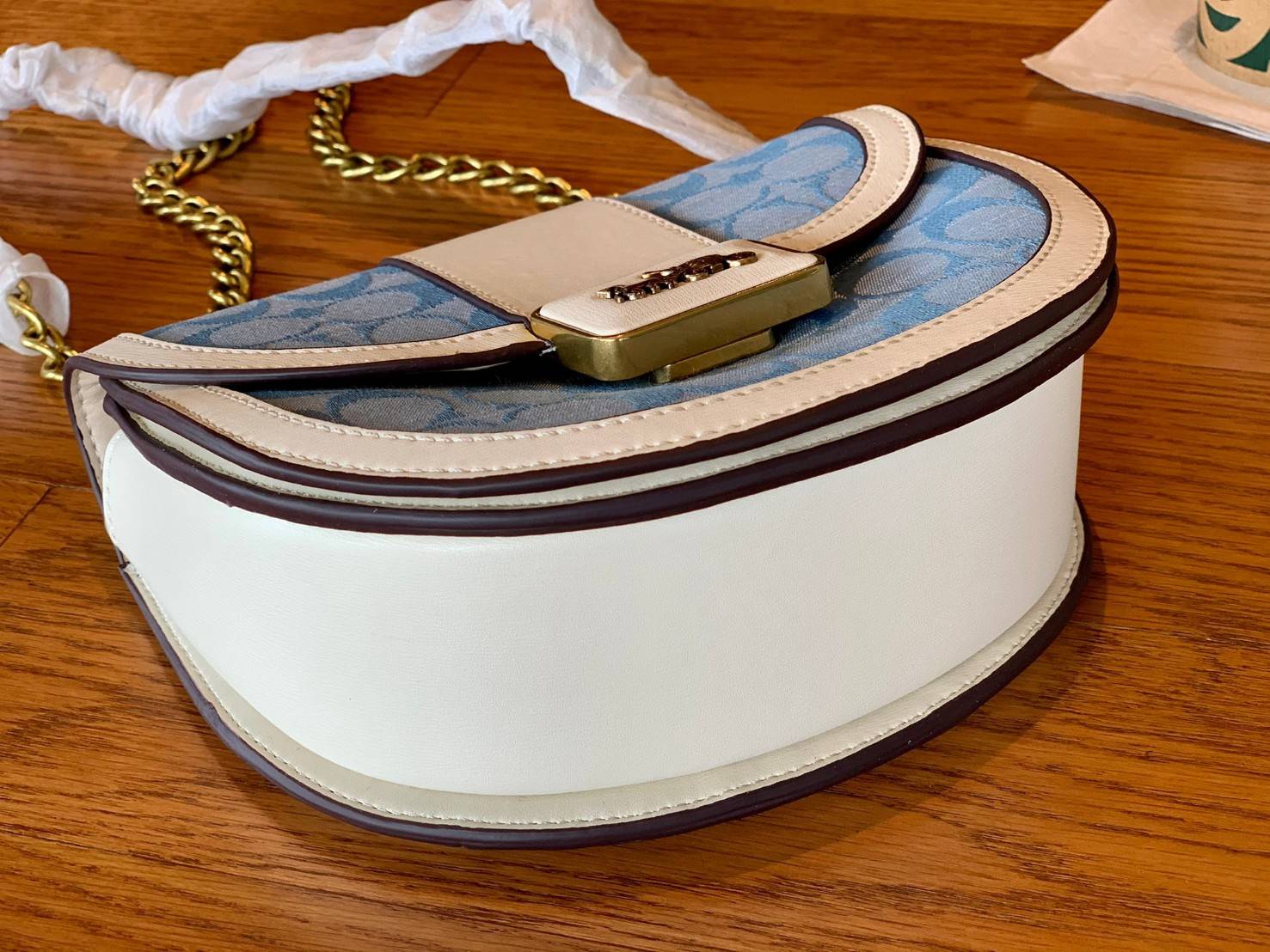 COACH ALIE SADDLE BAG IN SIGNATURE JACQUARD (C4694//C3464) New item!! กระเป๋าสะพายทรง saddle ดีไซน์วินเทจย้อนยุค แฝงความหรูในตัวด้วยอะไหล่สีทองเหลือง โดดเด่นไม่ซ้ำใครแน่นอน วัสดุผ้า jacquard สลับหนังแท้ ภายในเป็นช่องโล่ง มาพร้อมสายสะพายครอสบอดี้ ที่สามารถ