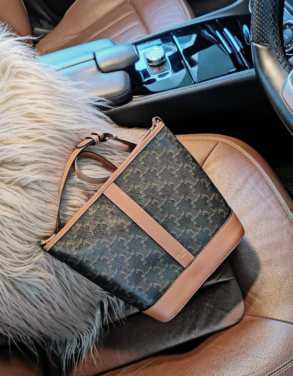 CELINE BUCKET BAG VIP GIFT WITH PURCHASE (GWP) พรีเมี่ยมกิ๊ฟ Limited Edition จาก CELINE HAUTEPARFUME DUTYFREE COUNTER วัสดุ TRIOMPHE CANVAS ดีไซน์สวยคลาสสิคไม่มีเอ้าท์เปิดปิดด้วยกระดุมภายในโล่งกว้างและจุมากสามารถใส่กระเป๋าสตางค์ กล้อง มือถือ ของใช้ได้เยอะ