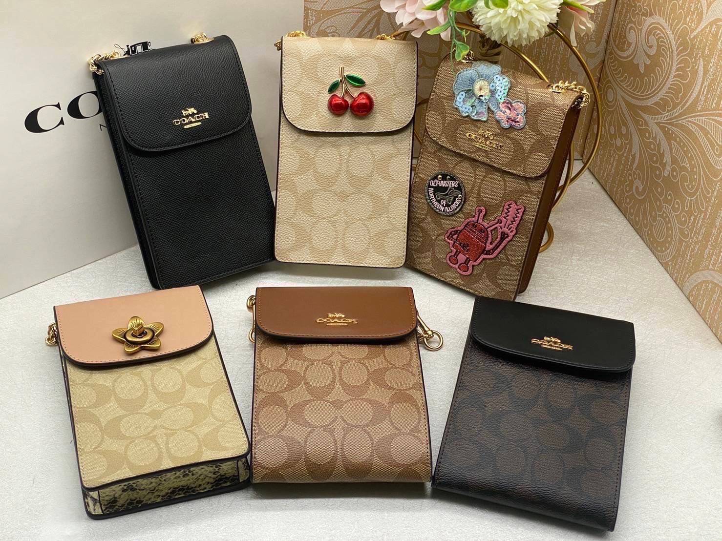 COACH RACHEL PHONE CROSSBODY IN SIGNATURE CANVAS พร้อมส่ง กระเป๋าสะพาย case phone ต้องมา ให้คุณพกพา gadget ล้ำไปได้ทุกที่ ใส่โทรศัพท์มือถือได้ทุกรุ่น ดีไซน์ใหญ่กว่าเดิม