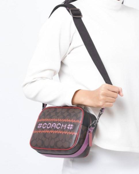 COACH DEMPSEY CAMERA BAG IN SIGNATURE ((C1541)) กระเป๋าทรงกล้องขนาดกระทัดรัด หนังแท้สวยงาม น่าใช้ค่ะ ด้านหน้าเป็นงานปักโลโก้+ลายกัวใจต่อๆกัน ได้สวยงาม เปิดปิดกระเป๋าแบบซิป ภายในสามารถใส่กระเป๋าเงินใบกลางได้;มือถือได้ทุกรุ่น;ของจุกจิกอื่นๆได้พอประมานเลยนะค