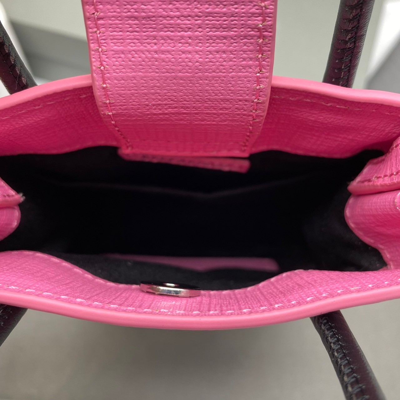 หนังแท้ BALENCIAGA Shopping Phone Pouch leather tote พกกระเป๋าช้อปปิ้งขนาดมินิ ไปทุกที่ในฤดูกาลนี้ ดีไซน์ที่ใช้ได้ทุกวันตั้งแต่หนังแบบมีเท็กซ์เจอร์ ภาพสินค้าถ่ายจากงานขายจริง ใช้งานต่างประเทศได้